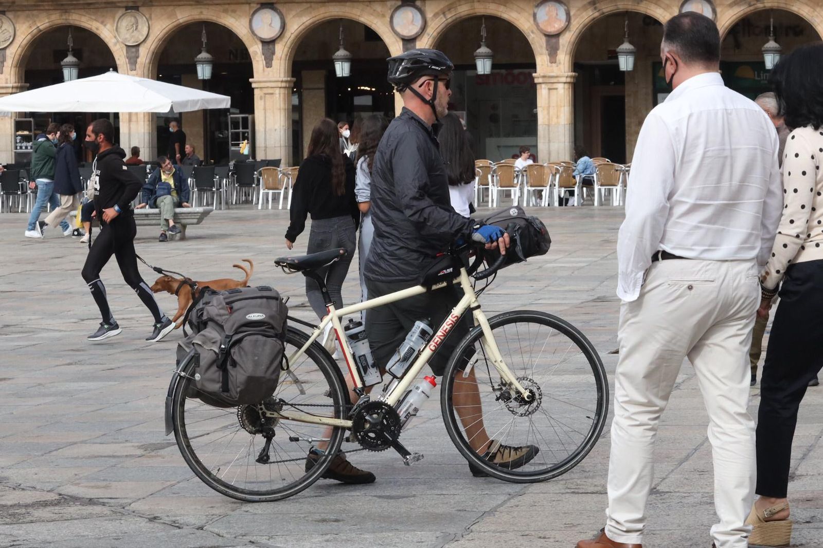 Un hombre con su bicicleta por la Plaza Mayor