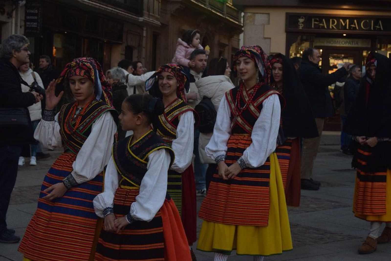 las-candelas-vuelven-a-unir-la-iglesia-de-san-juan-con-la-de-san-vicente-79