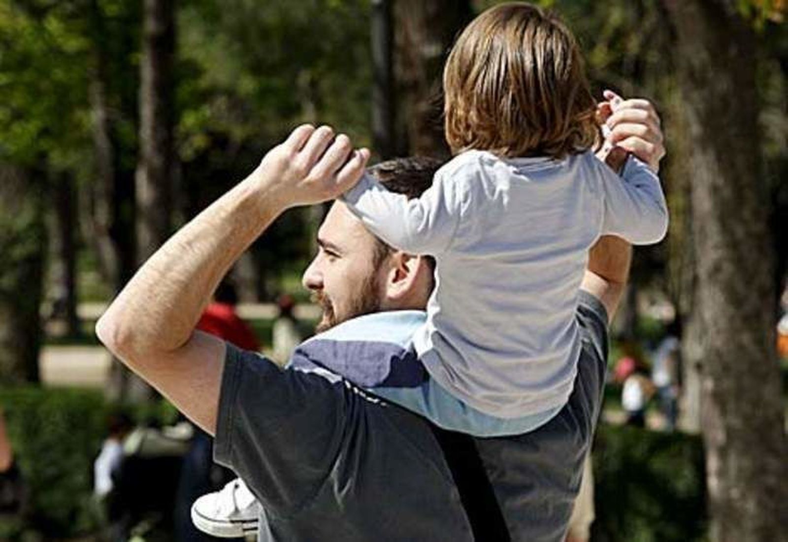 Reclaman un calendario de aplicación para igualar los permisos de maternidad y paternidad