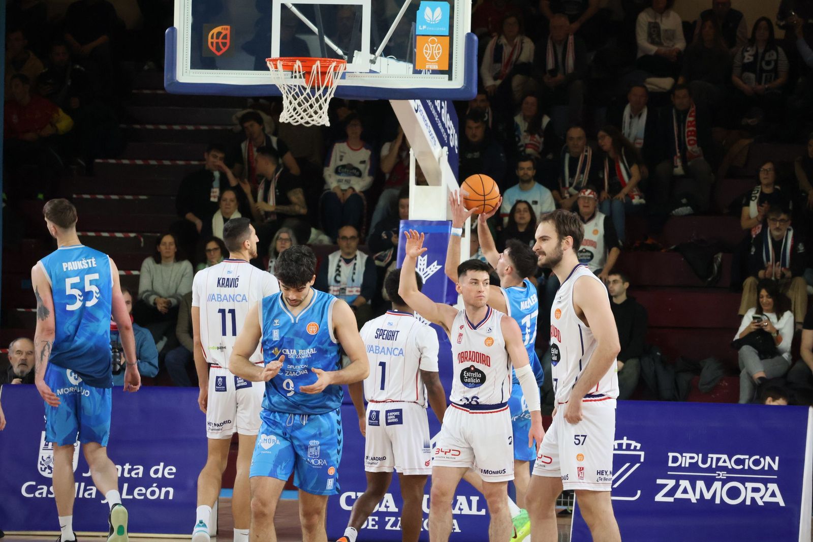 GALERÍA | Revive en imágenes el encuentro entre el CB Zamora y el Obradoiro