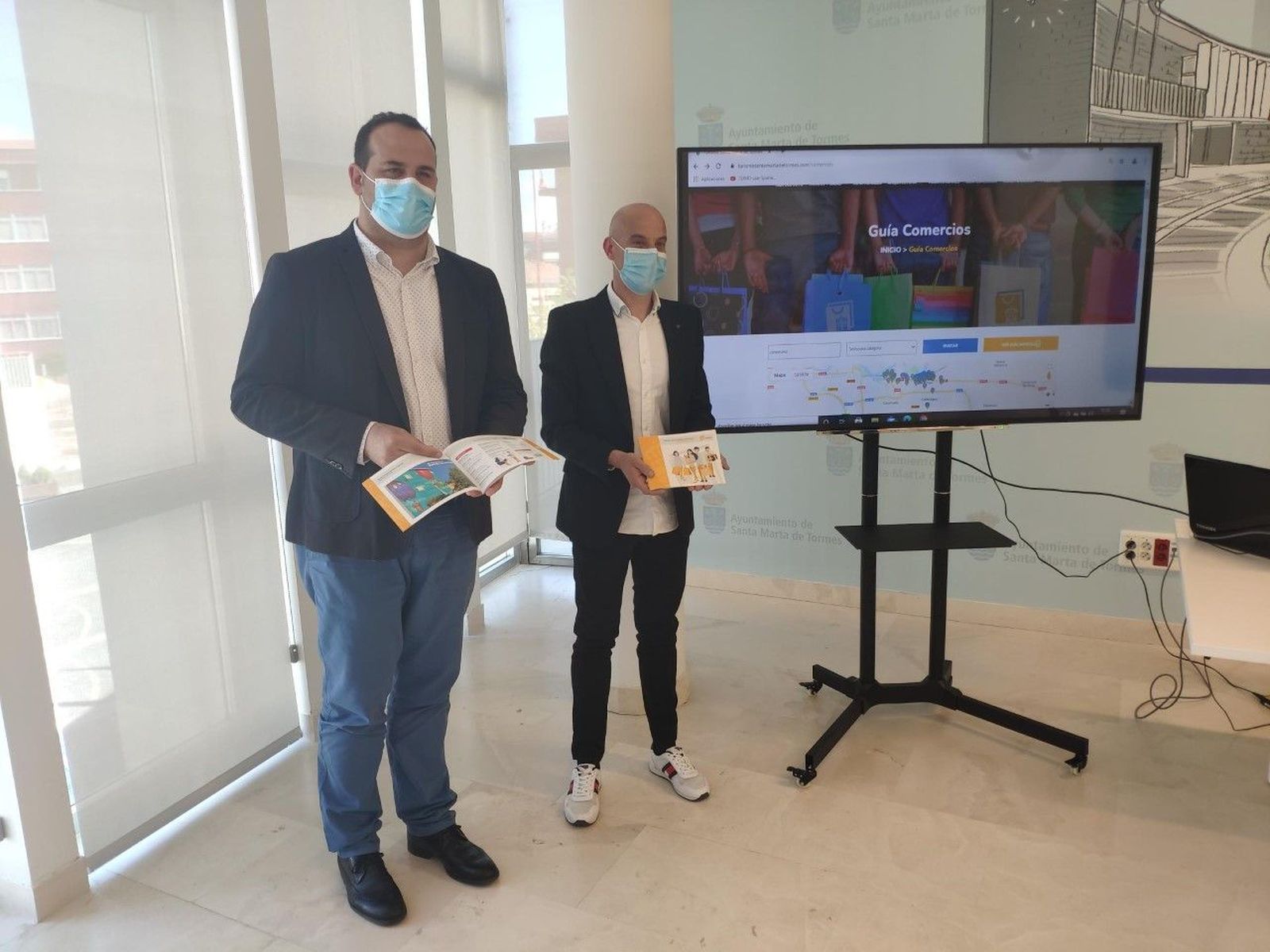 El Ayuntamiento de Santa Marta impulsa el comercio y la hostelería con una guía empresarial