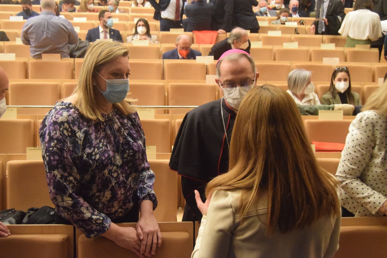 Isabel Blanco conversa con el obispo de Zamora y con Barcones