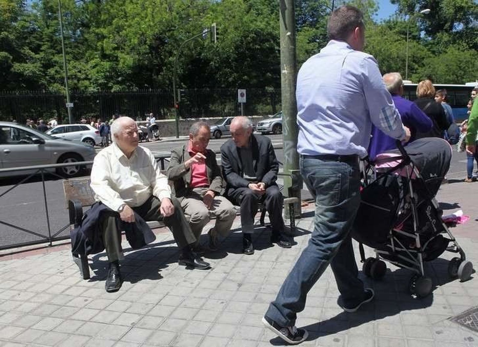 Ligero aumento de los permisos por paternidad y claro descenso de los de maternidad hasta junio
