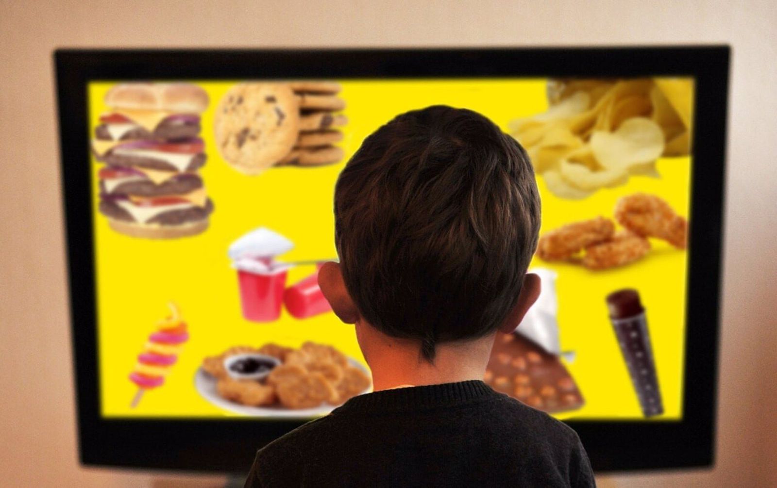 La OCU denuncia que nueve de cada diez anuncios de alimentos dirigidos a niños son de productos no saludables