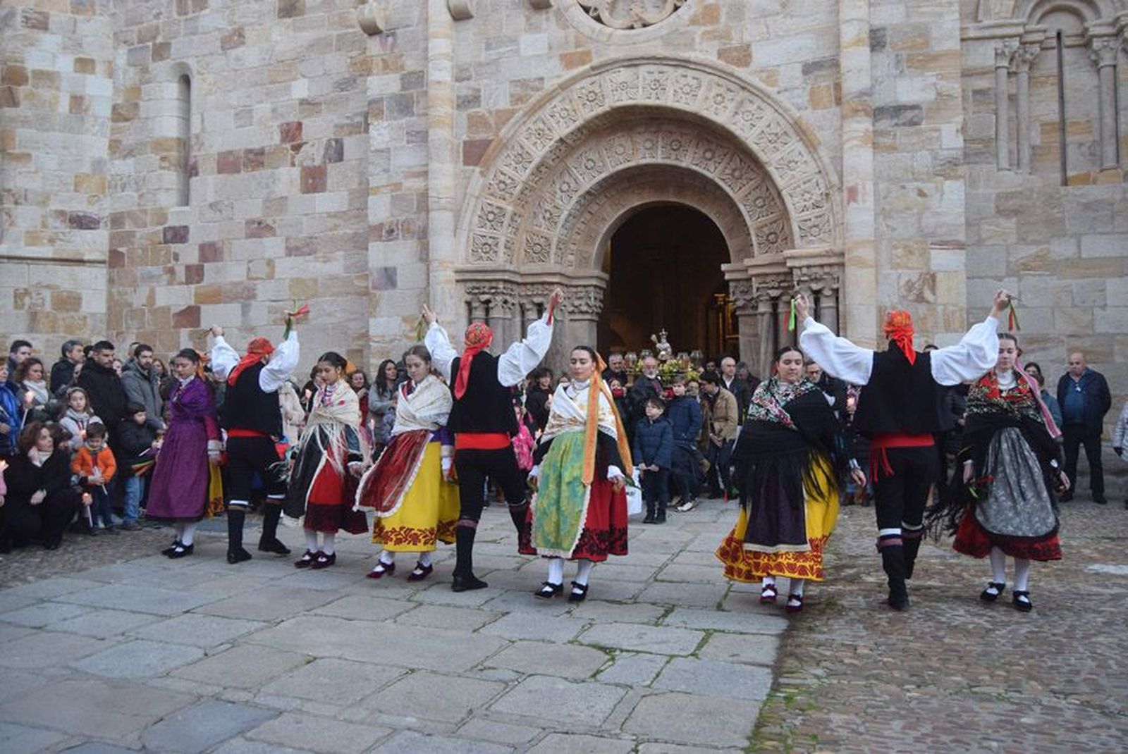 las-candelas-vuelven-a-unir-la-iglesia-de-san-juan-con-la-de-san-vicente-72