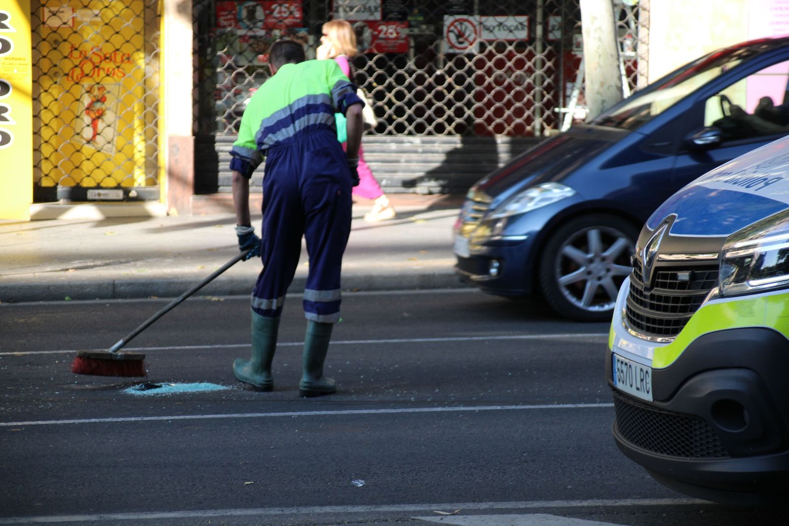 Tráfico denso en avenida de Mirat por un accidente entre una furgoneta y un turismo