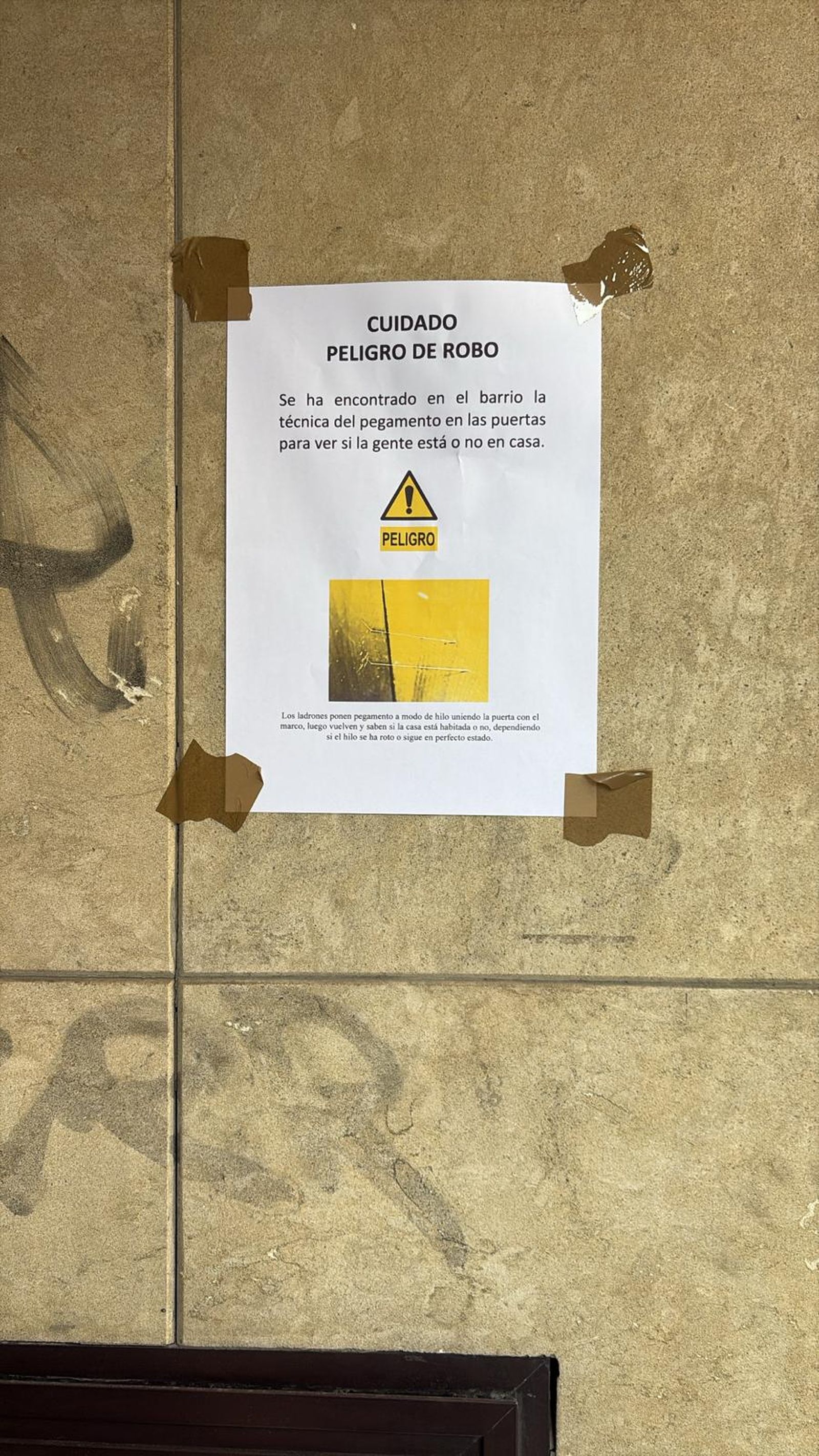 Vecinos de El Rollo colocan carteles en los portales para frenar la oleada de robos en viviendas