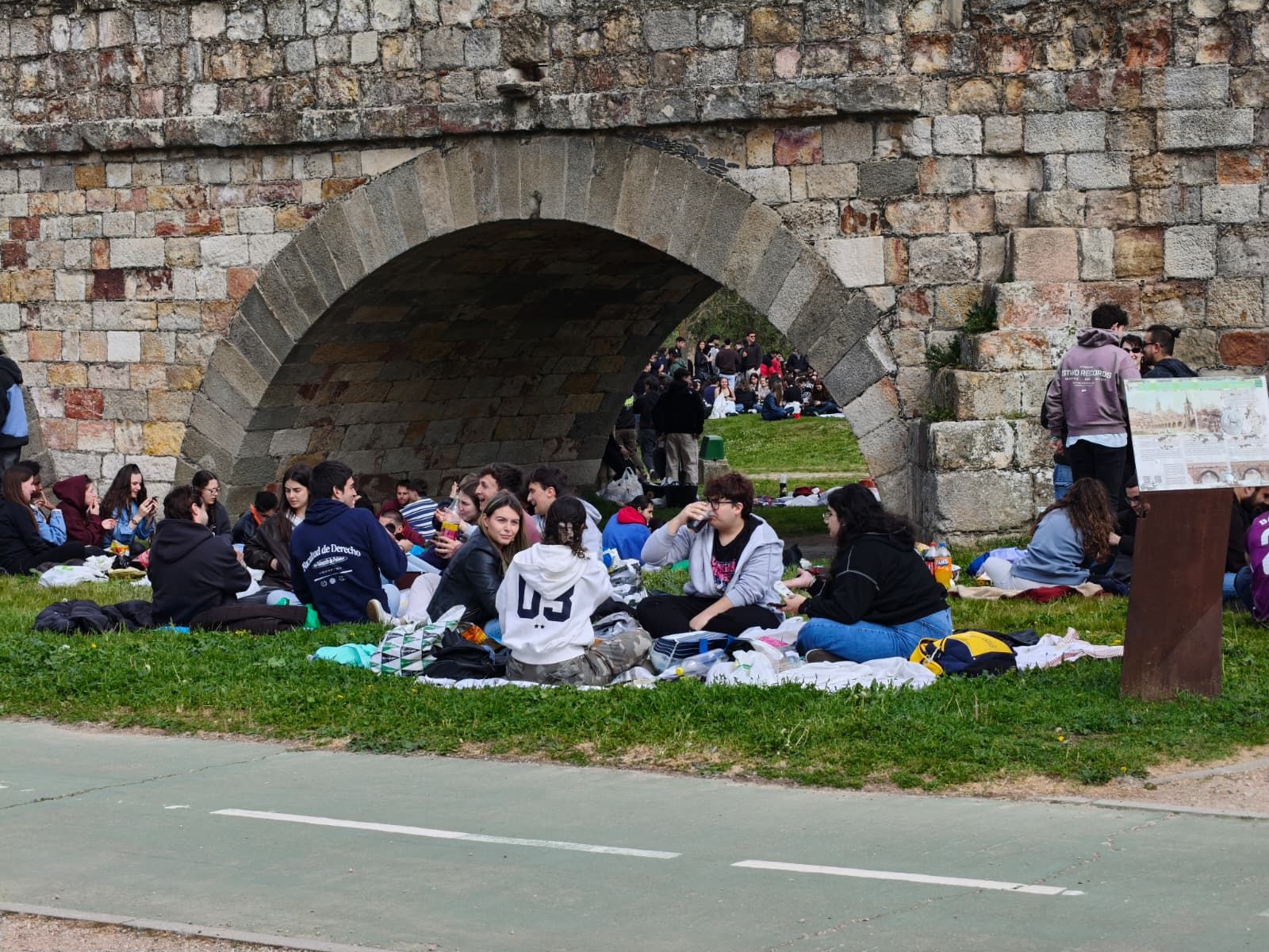 Un multitudinario Lunes de Aguas en Salamanca llena la ribera del Tormes