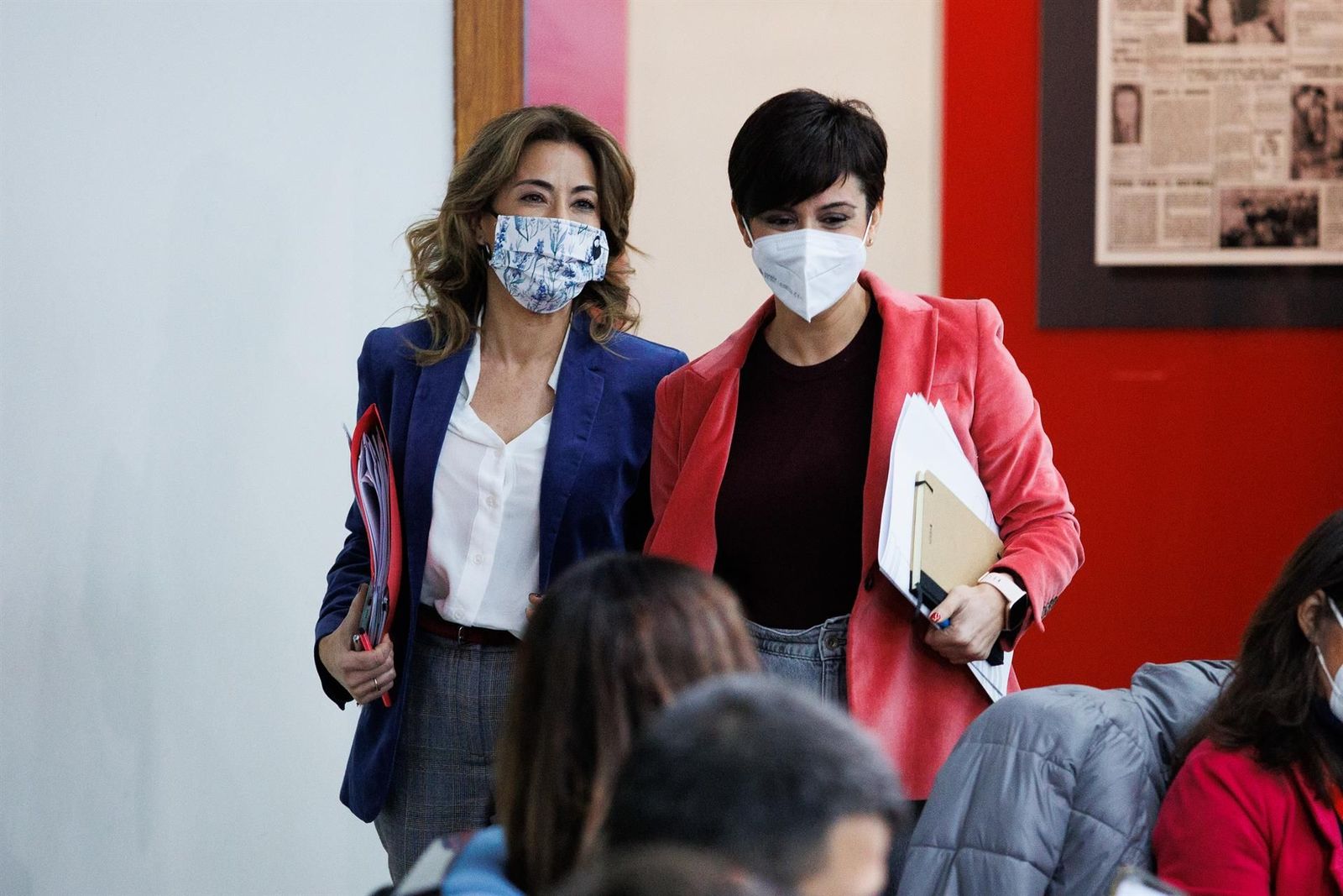 La ministra de Transportes, Movilidad y Agenda Urbana, Raquel Sánchez (i), y la ministra Portavoz, Isabel Rodríguez, a su llegada a una comparecencia tras la reunión del Consejo de Ministros en Moncloa, a 18 de