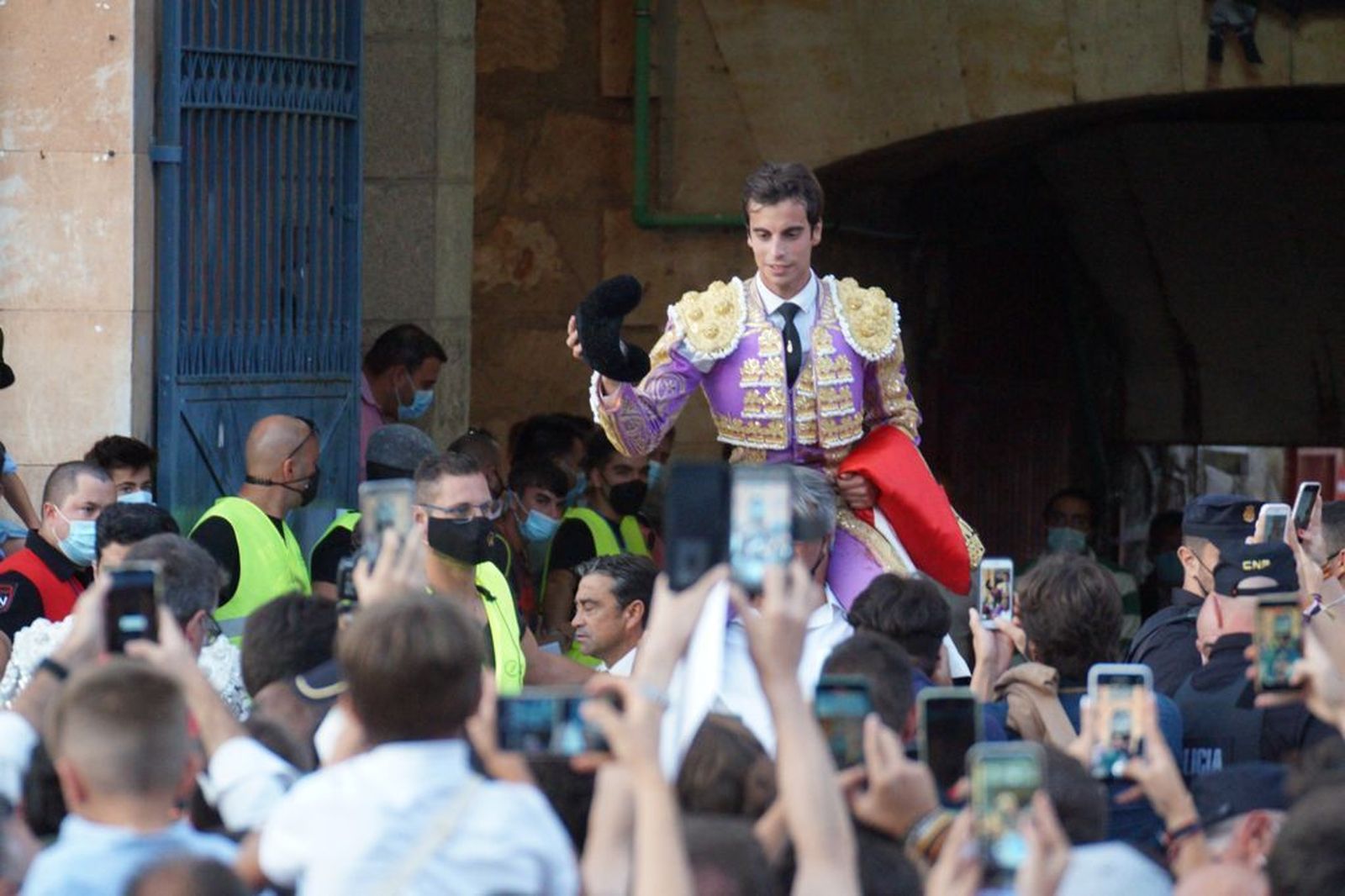 Alejandro Marcos sale por la puerta grande en la plaza de La Glorieta | Foto: Salamanca24horas