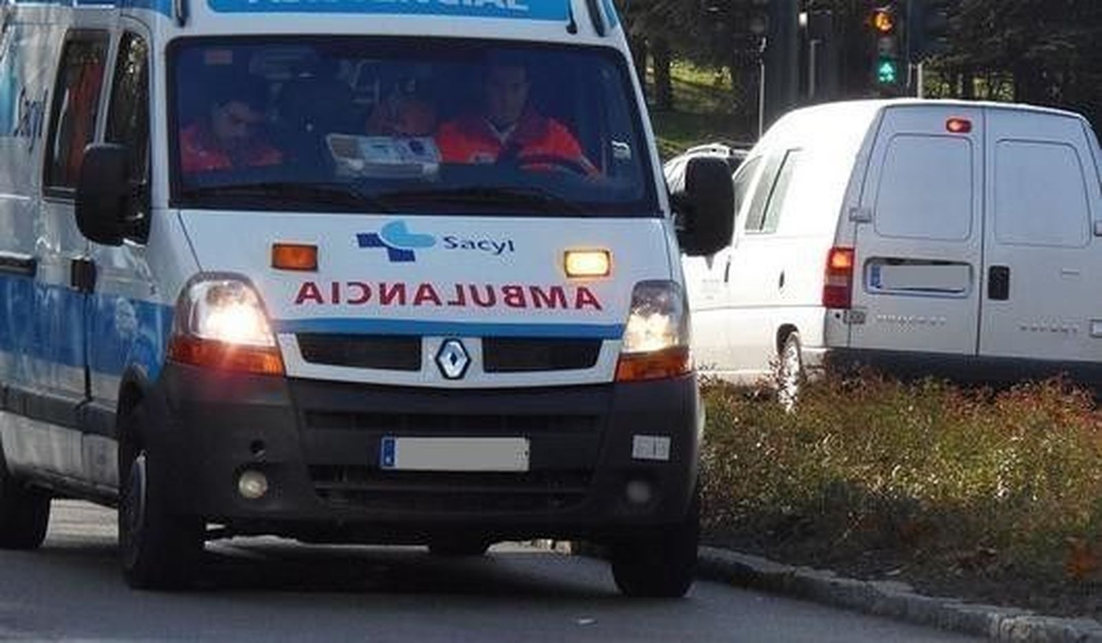 Herido un conductor al colisionar su furgoneta con una farola