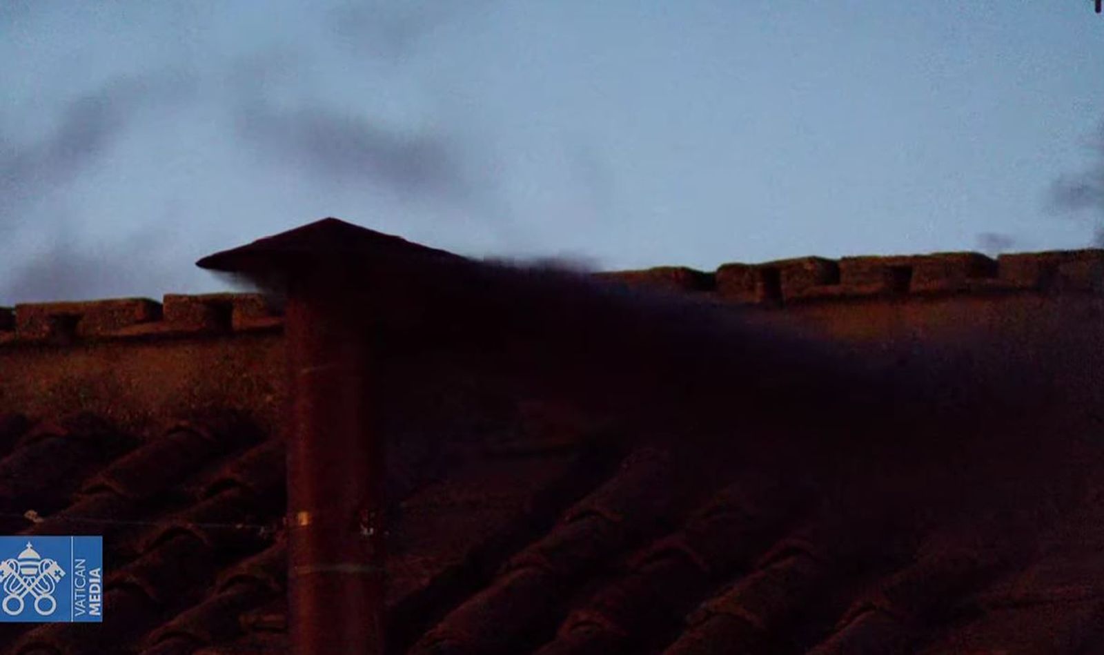 Primer día de Cónclave. Fumata Negra. Foto: Captura de un instante de la retransmisión del canal 'Vatican News- Media Live'.