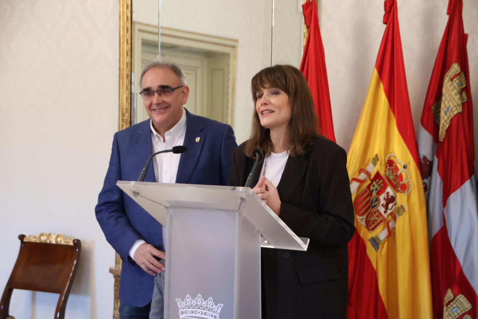La concejala de Deportes, Almudena Parres, recibe al entrenador de baloncesto José Ignacio Hernández