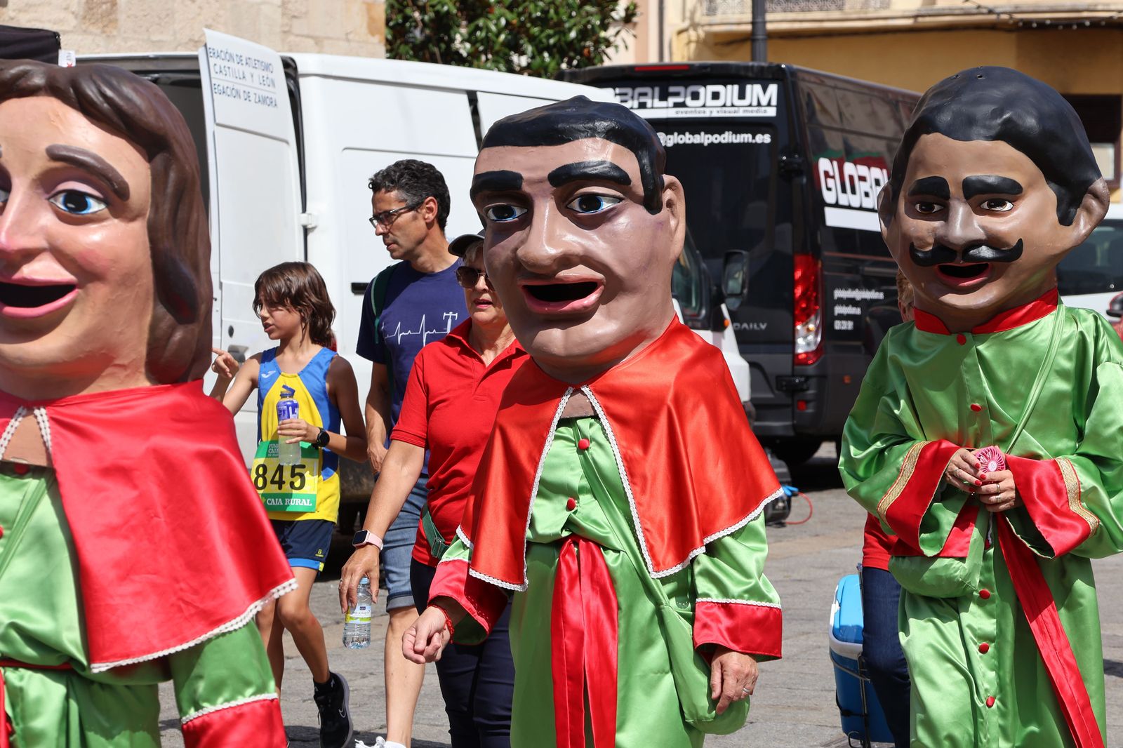 Pasacalles de Gigantes y Gigantillas (18).jpg
