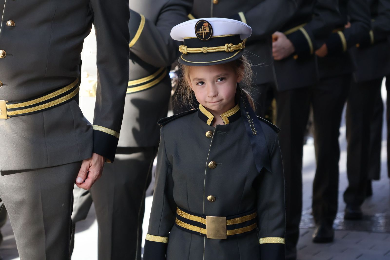 La Exaltación de la Cruz procesiona por las calles de Zamora rumbo a la carpa de San Bernabé