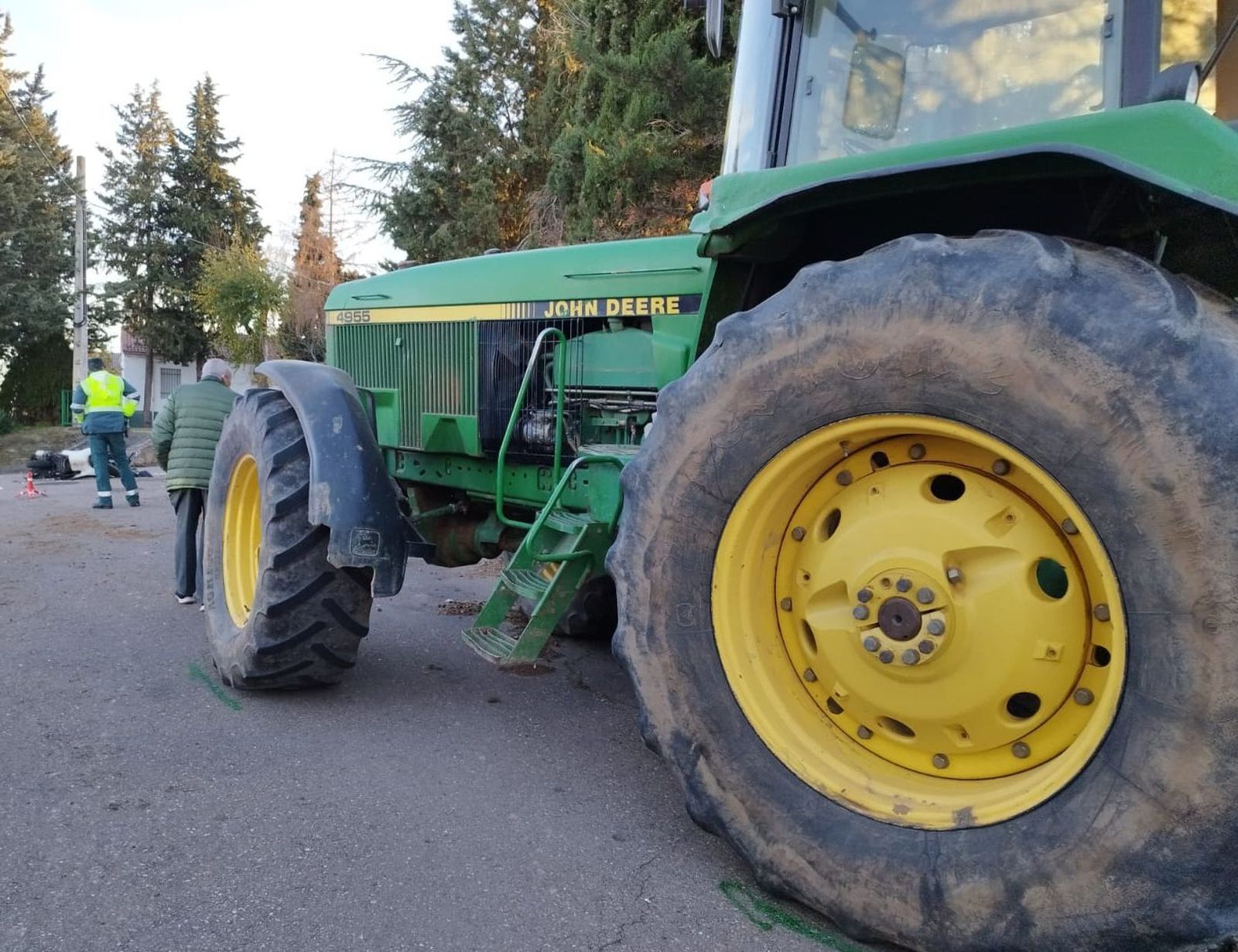Muere un motorista al chocar contra un tractor en el casco urbano de Florida de Liébana (4)