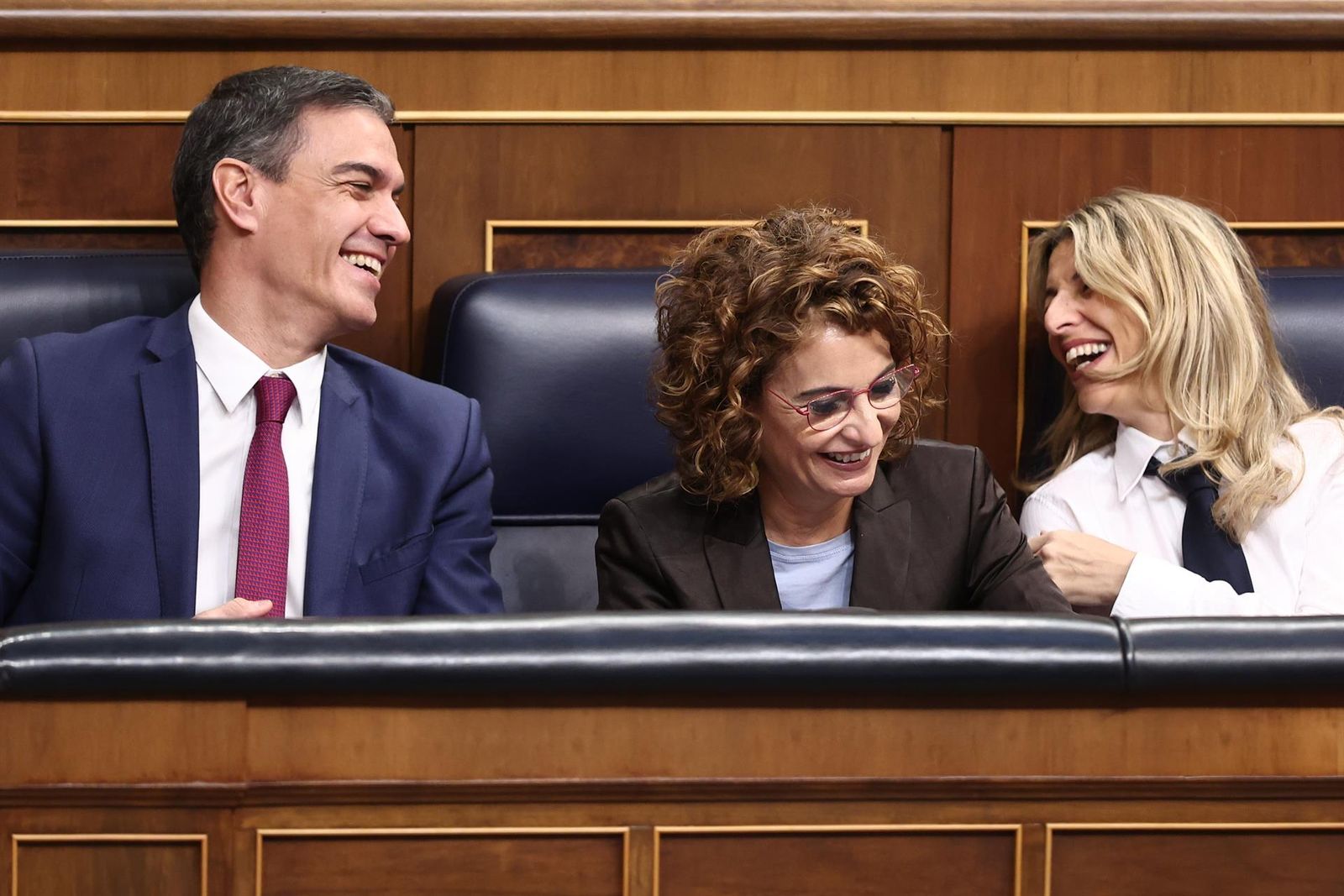 Archivo - (I-D) El presidente del Gobierno, Pedro Sánchez; la vicepresidenta primera y ministra de Hacienda, María Jesús Montero y la vicepresidenta segunda y ministra de Trabajo, Yolanda Díaz, durante una sesión de control al Gobierno, en el Congreso de