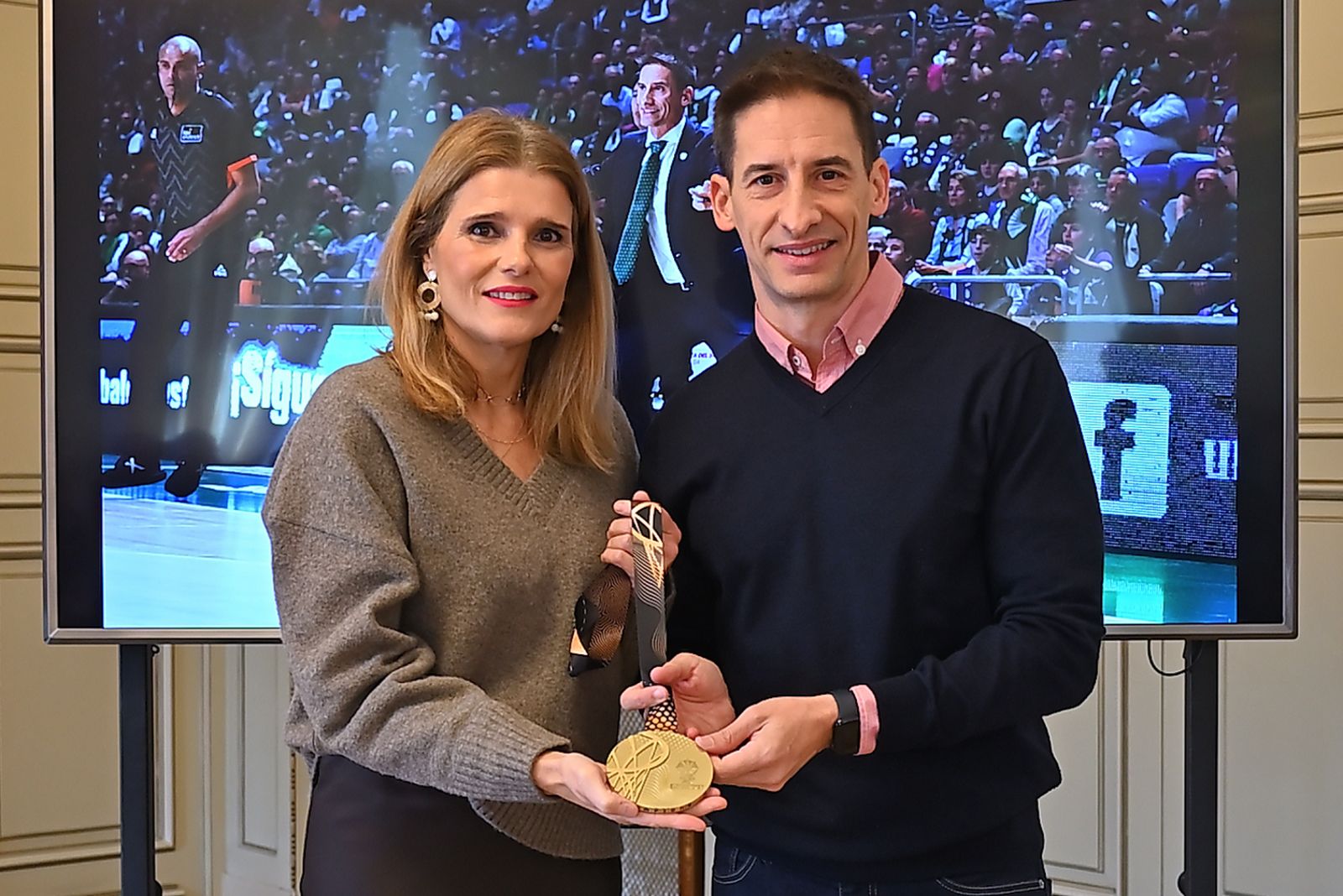 El Ayuntamiento de Salamanca rinde homenaje a Alberto Miranda tras su victoria en el Eurobasket 2025