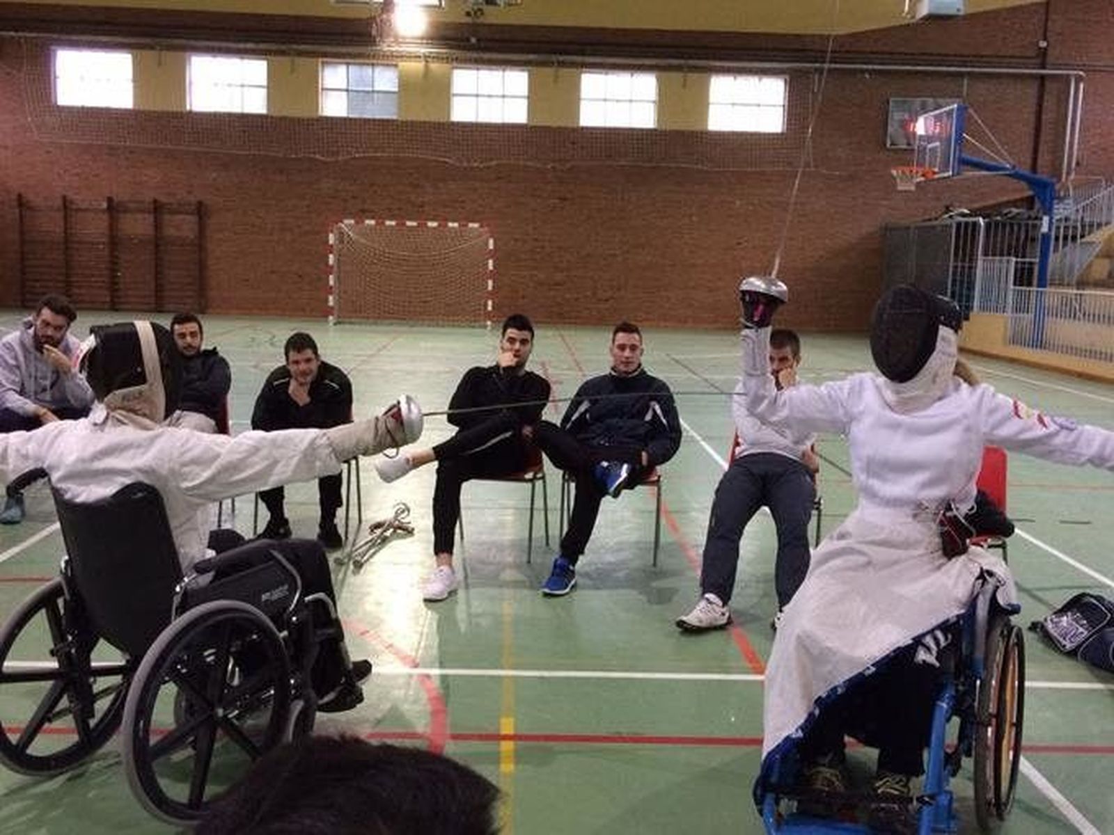 La internacional Begoña Garrido inicia a los alumnos de TAFAD en la esgrima en silla de ruedas