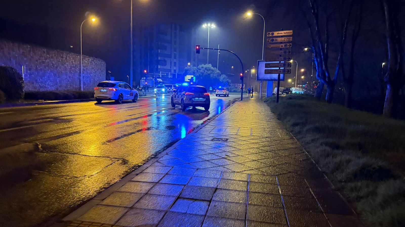 Cortados tres carriles de la Vía Helmántica tras caer la carga de un tráiler