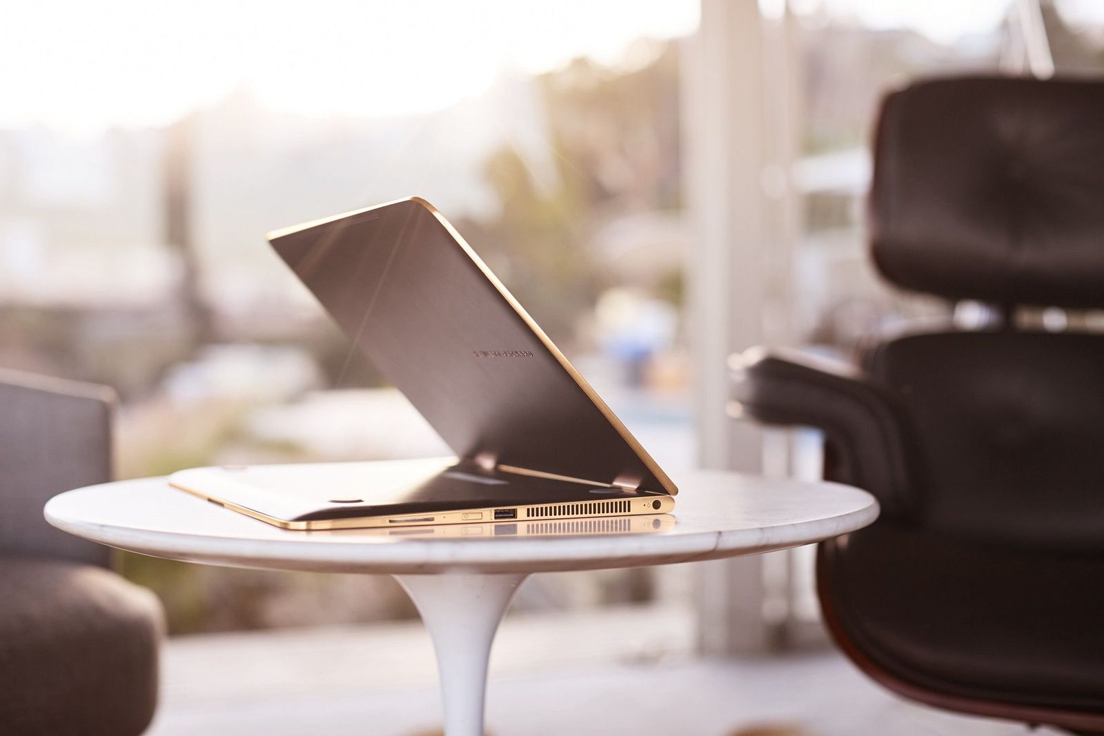 Ordenador tecnología oficina casa hombre monitor portátil