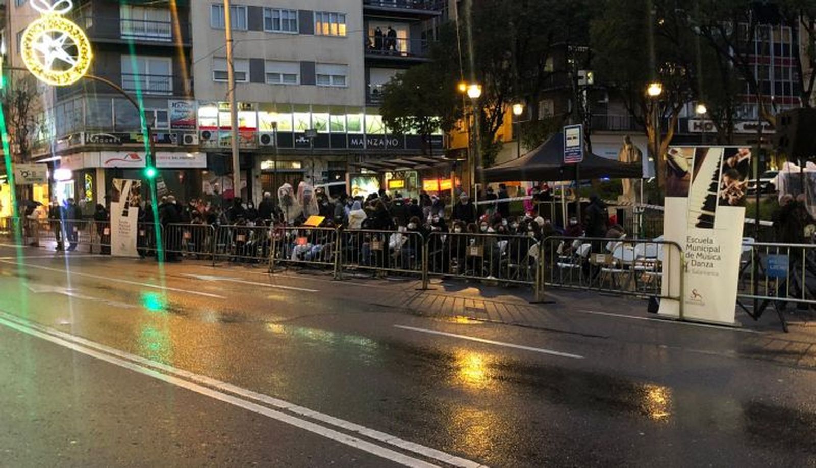 Ciudadanos cogiendo sitio en la avenida de Mirat para ver la Calbalgata de los Reyes Magos 1. Foto SALAMANCA24HORAS