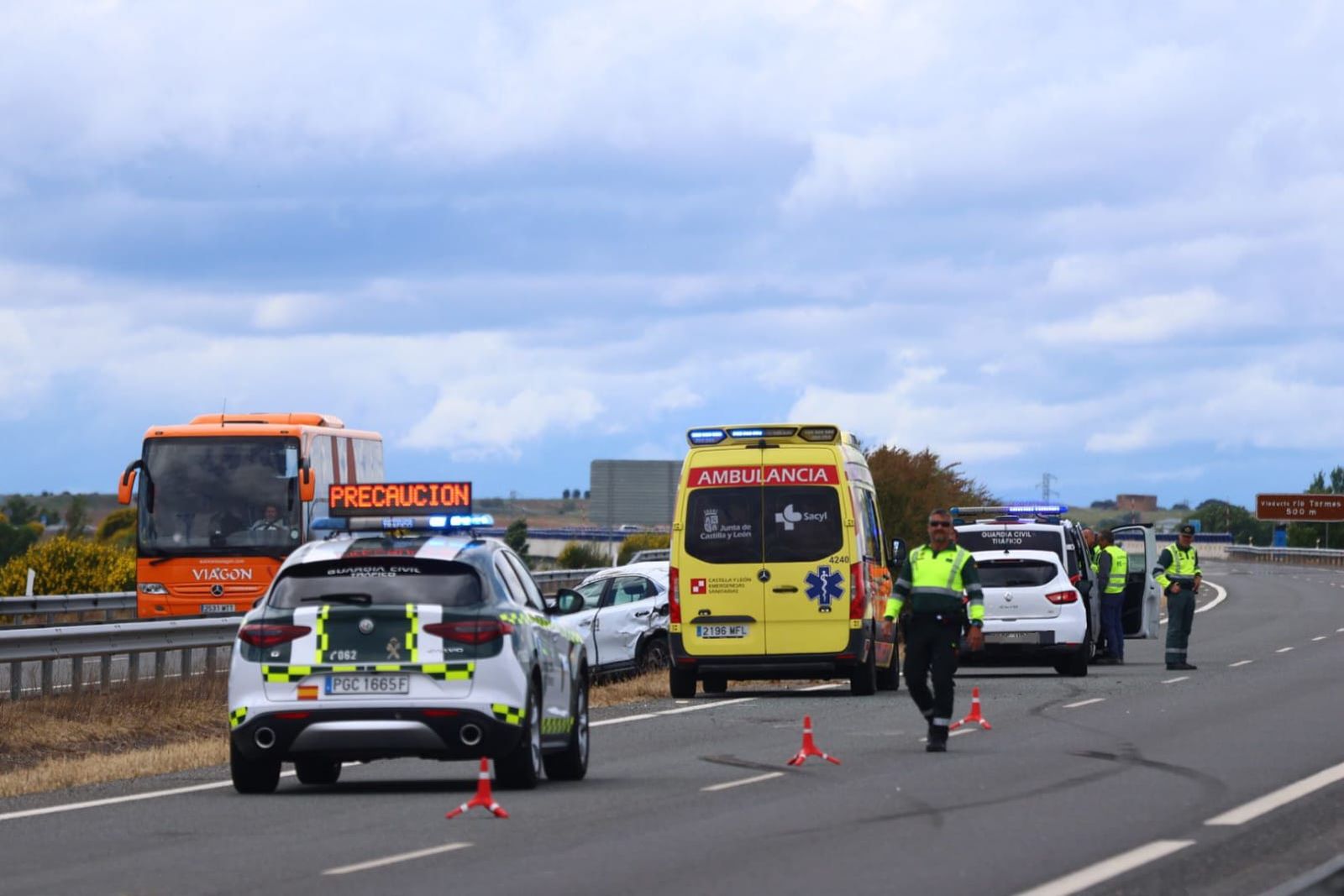Aparatosa colisión entre dos coches en la A-50, sentido Salamanaca