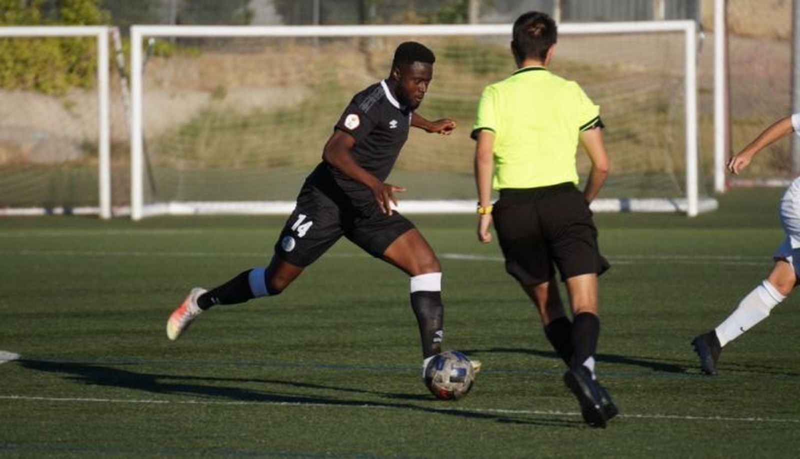 Ibra se dispone a disparar ante la UD Santa Marta / FOTO: SALAMANCA24HORAS.COM.