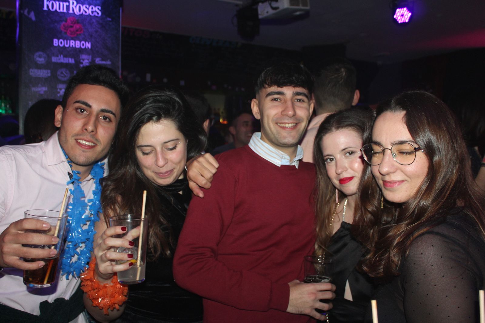 El Fin de Año Universitario continua por los bares de la capital del Tormes tras las doce campanadas