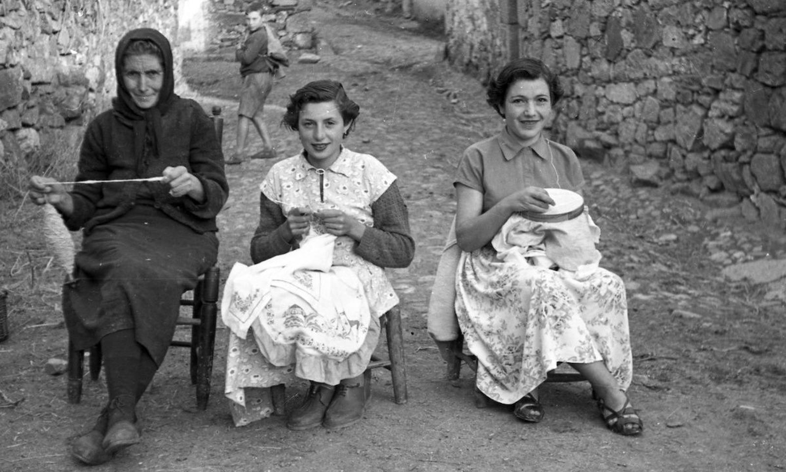 'La solana', foto del Archivo Muñoz que forma parte de la exposición 'La mujer en el medio rural'