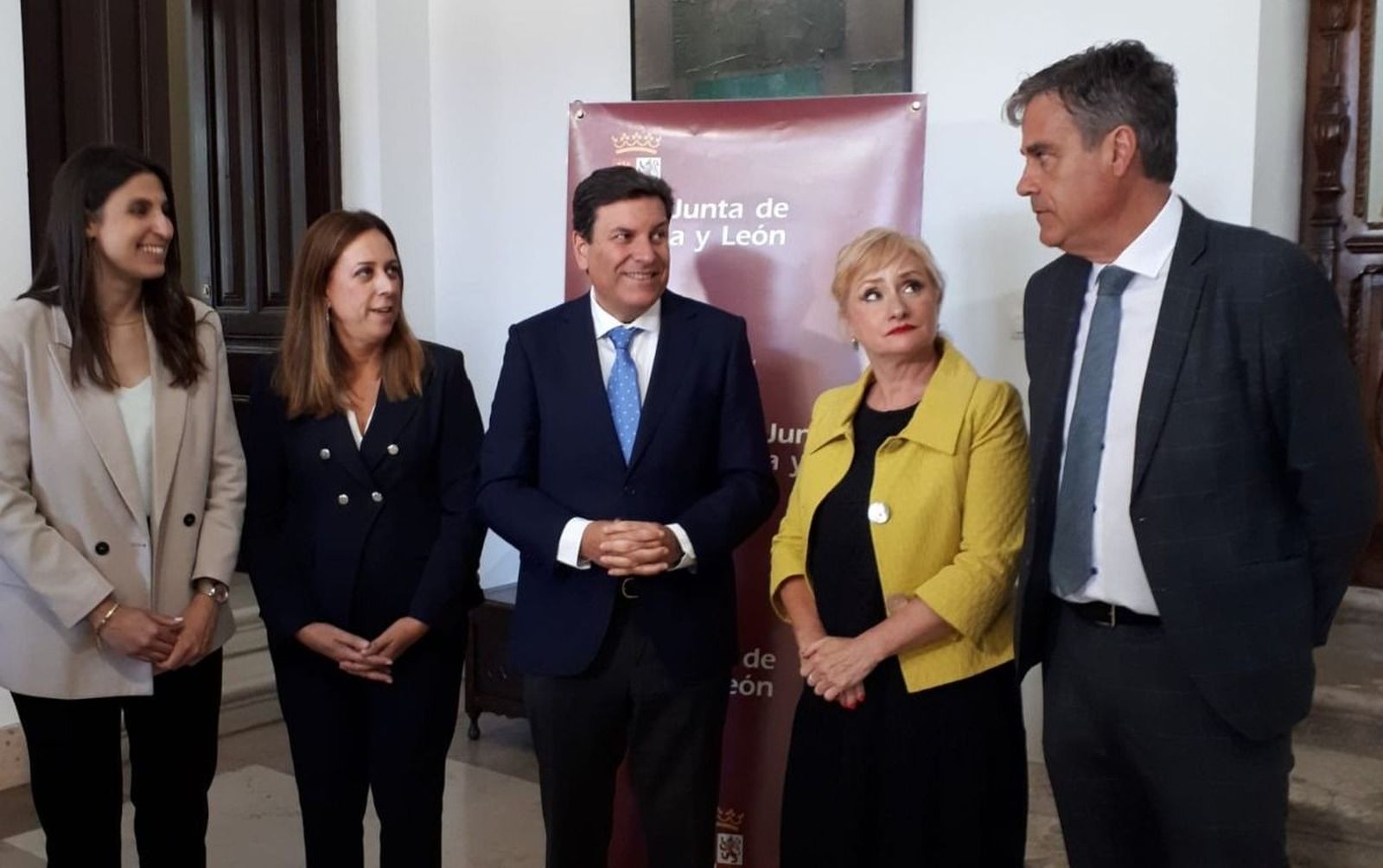 Carriedo visita el servicio presencial para hacer la declaración de la renta en Toro