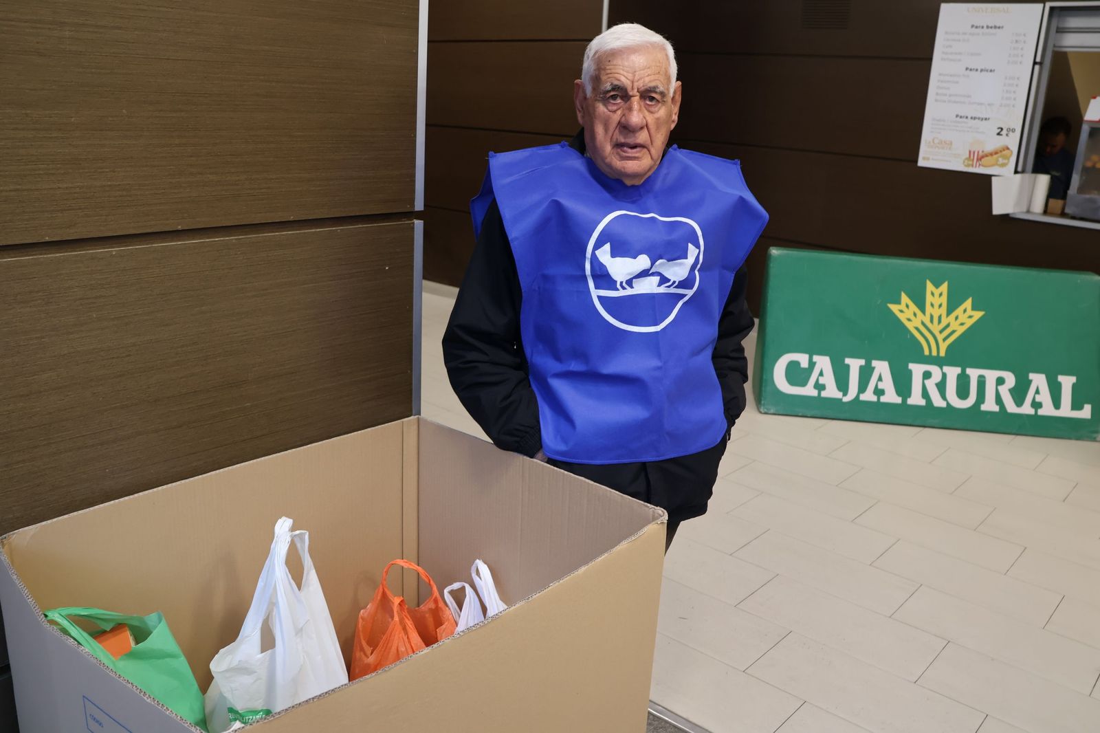 El Banco de Alimentos de Zamora recoge comida a la entrada del Ángel Nieto durante el encuentro del CB Zamora