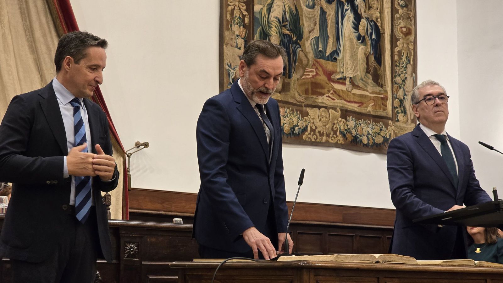 El rector de la Universidad de Salamanca preside el acto de toma de posesión de nuevos cargos académicos y del personal docente e investigador