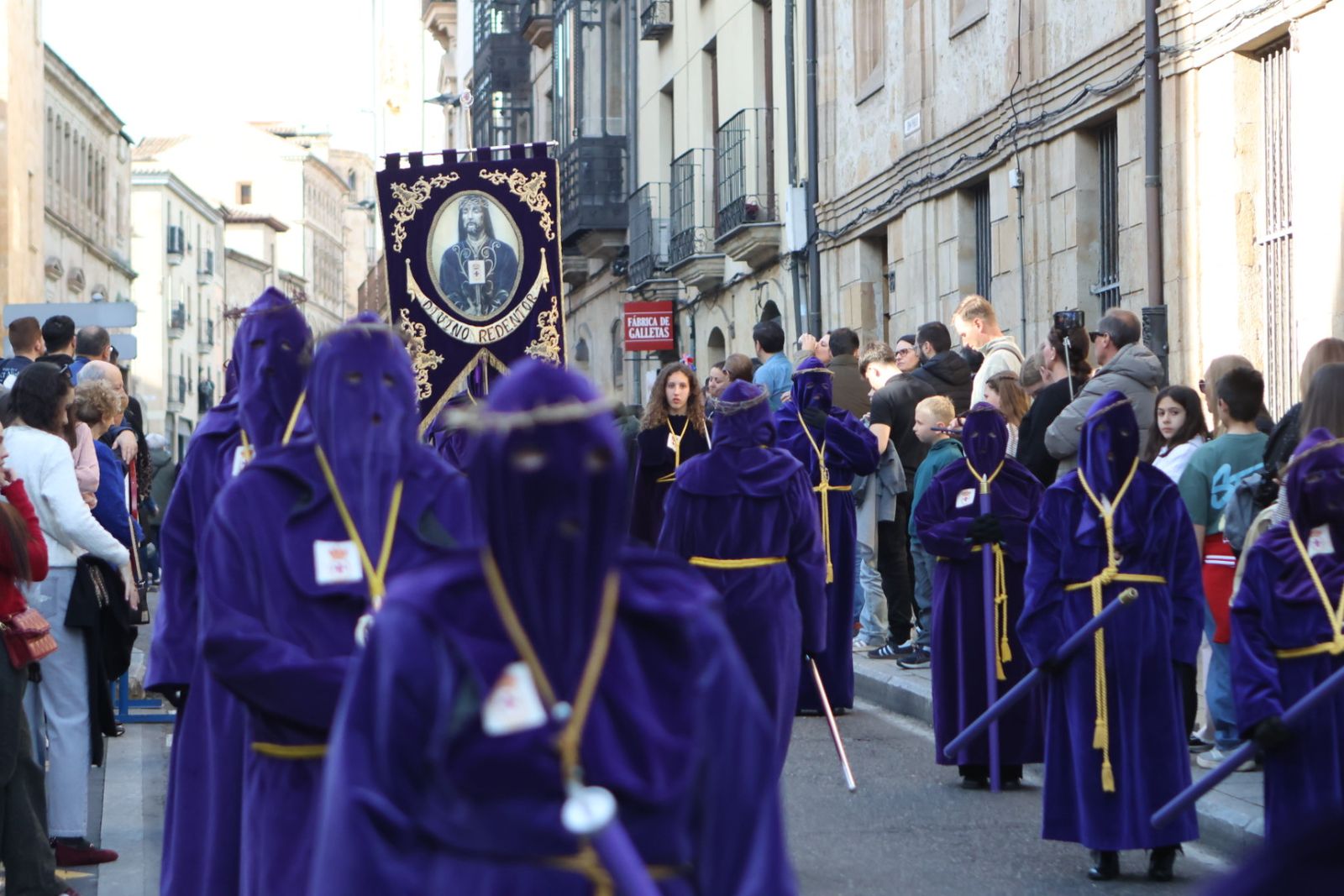 Jesús Rescatado procesiona en Salamanca con su nueva túnica y la atenta mirada de cientos de fieles