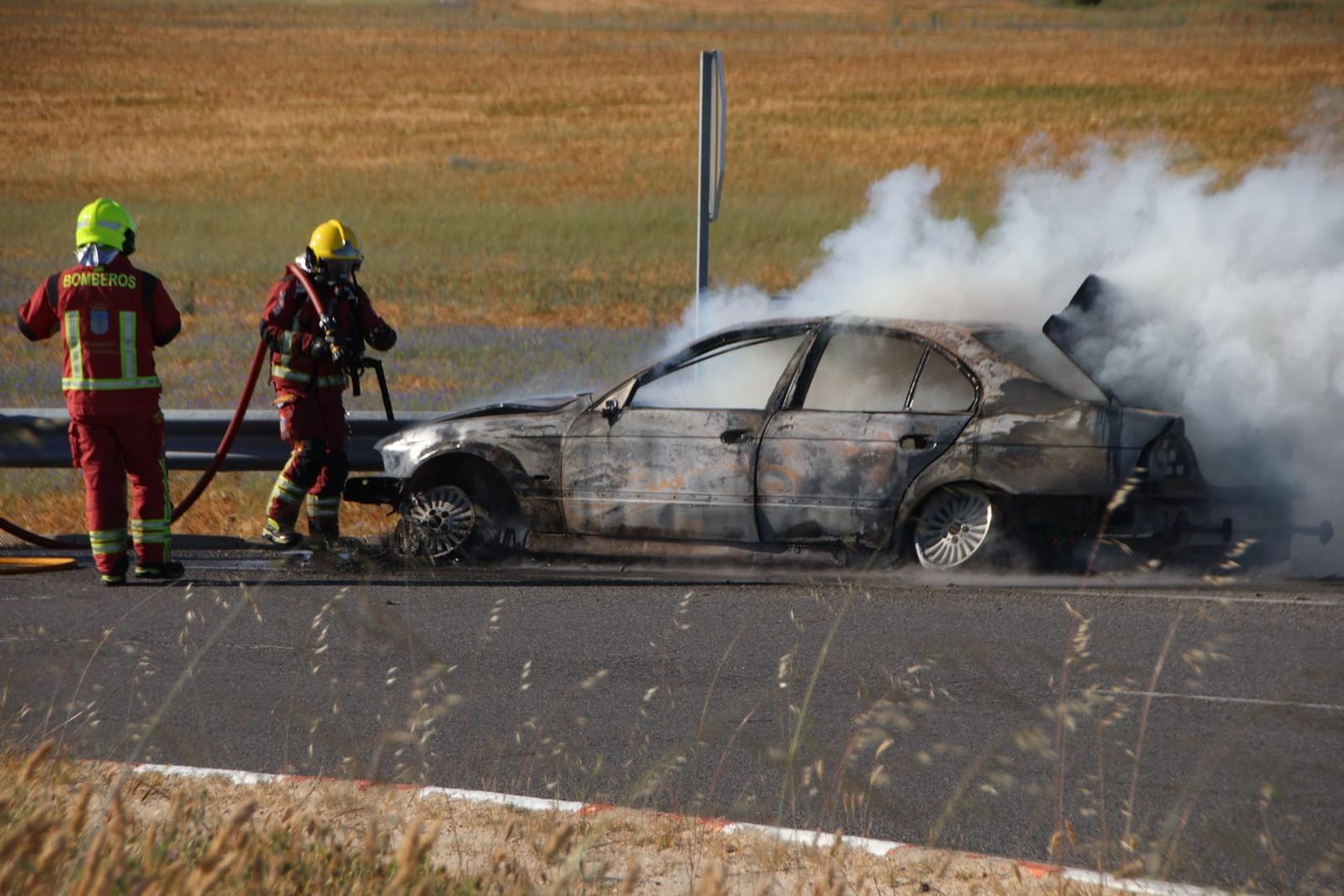 Arde un vehículo en Alconada. FOTOS ANDREA M.