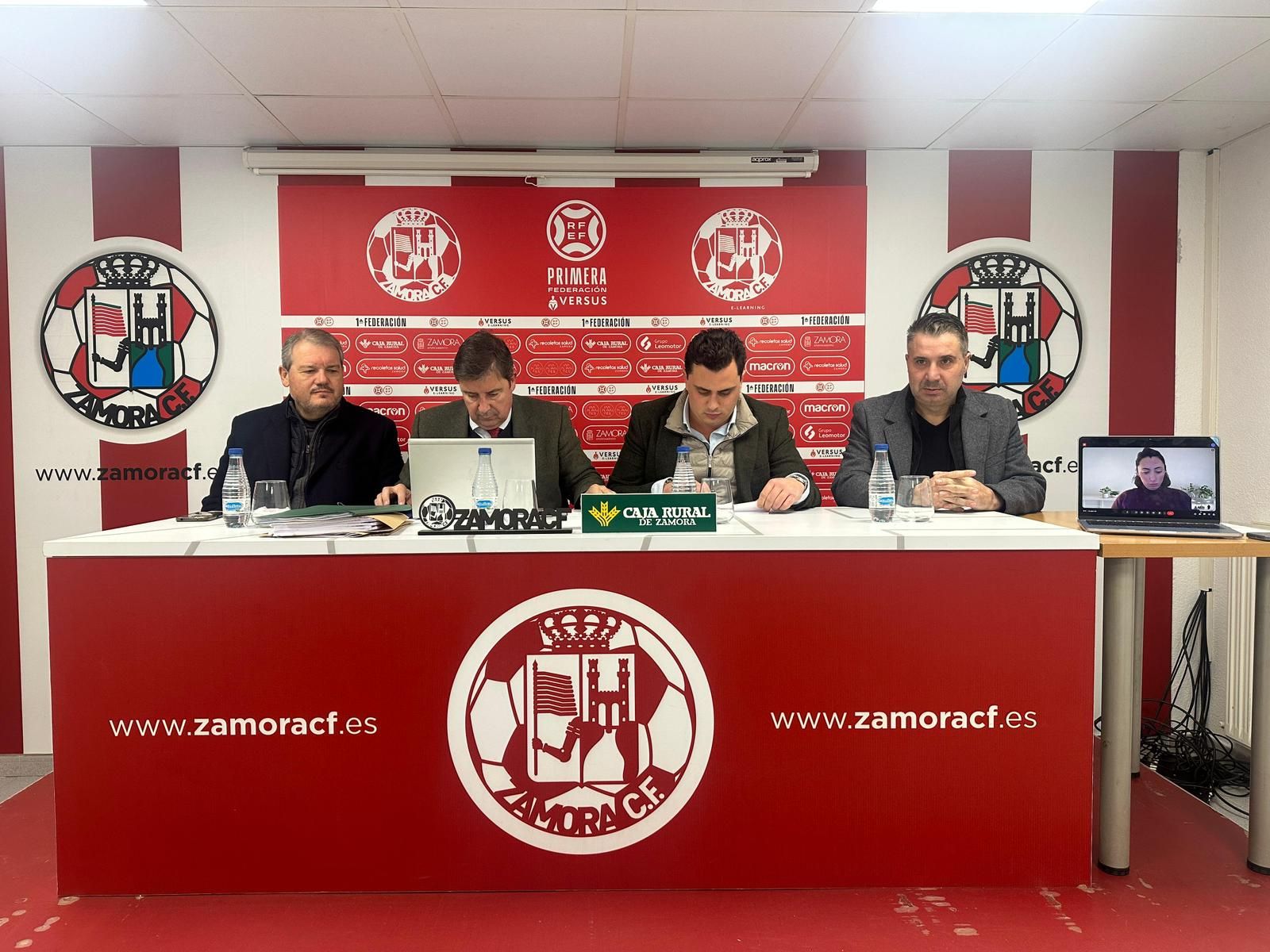 En la mesa, de izquierda a derecha: Pedro Incierte Prado, Consejero; Ernesto Muñoz, Secretario del Consejo; Francisco Javier Páez Ramírez, Presidente del Consejo; Manuel Cano, Consejero, y, telemáticamente desde Sevilla, Inmaculada Páez Ramírez, Consejera.