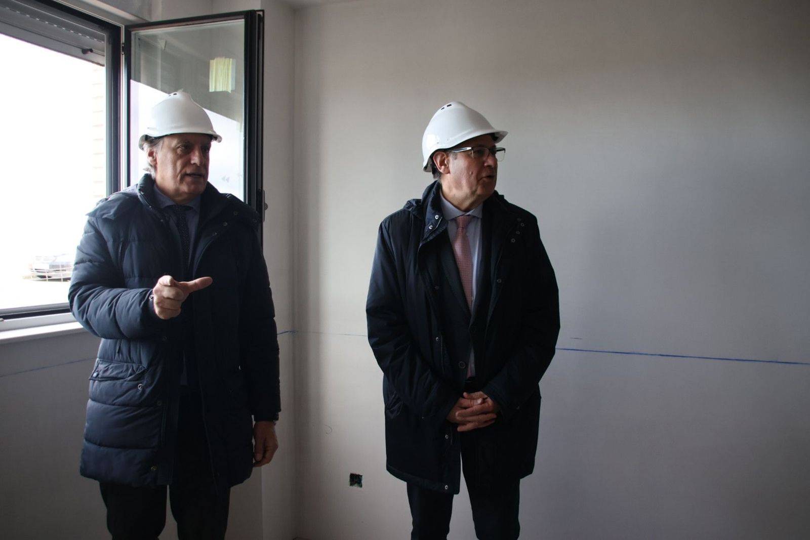 Carlos García Carbayo, visita las obras de la promoción de 48 viviendas protegidas de alquiler en Pizarrales