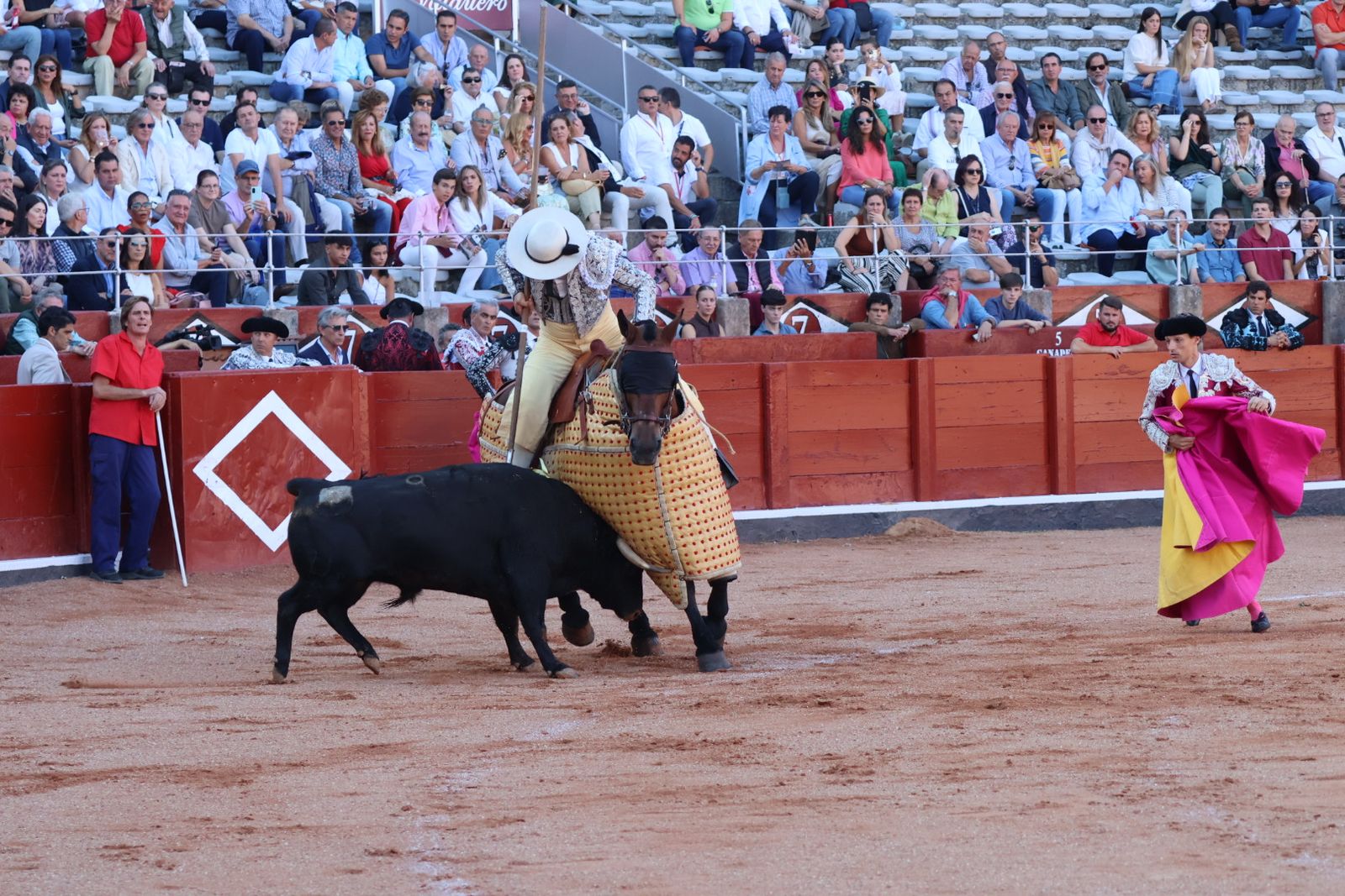 La Glorieta revive el aroma de la feria taurina con el primer festejo: Lea Vicens, Raquel Martín y Olga Casado