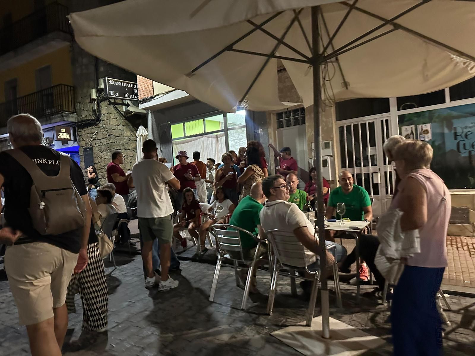 El desfile de carrozas de Aldeadávila vuelve a llenar de luz y color las calles en sus fiestas