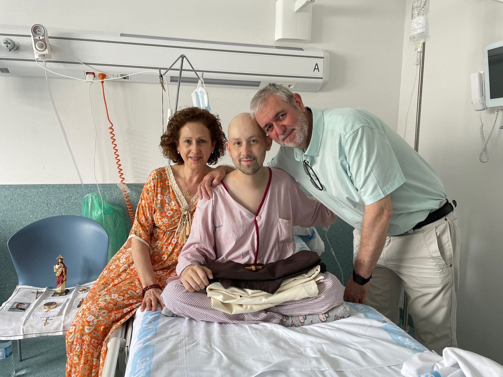 Pablo Alonso Hidalgo junto a sus padres.