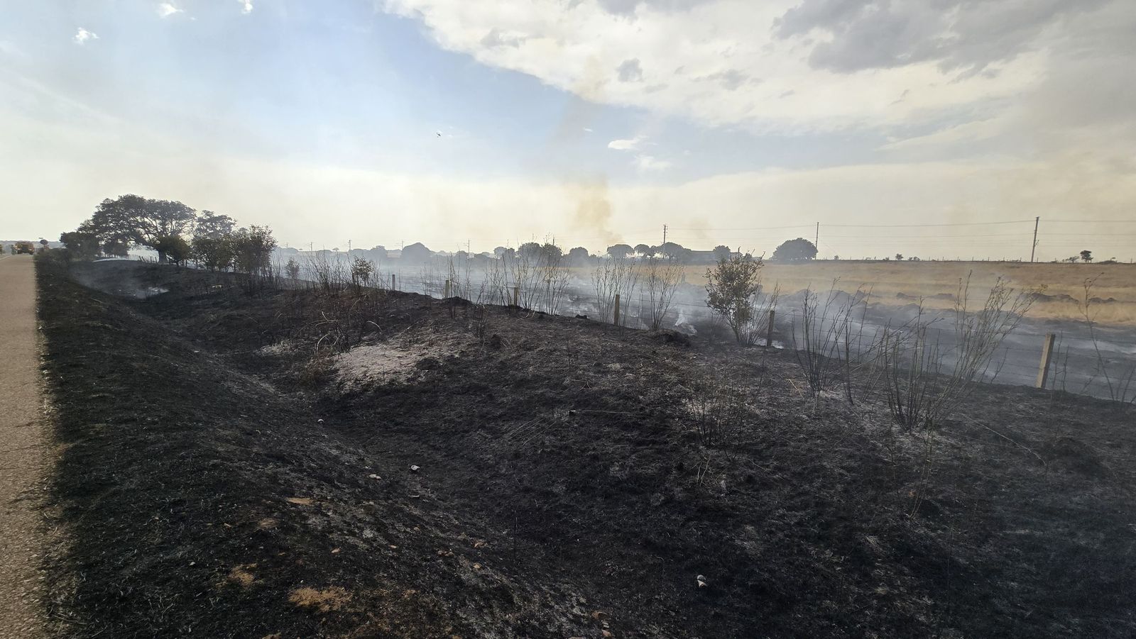 Un incendio de nivel 2 afecta al entorno rural de Martín de Yeltes