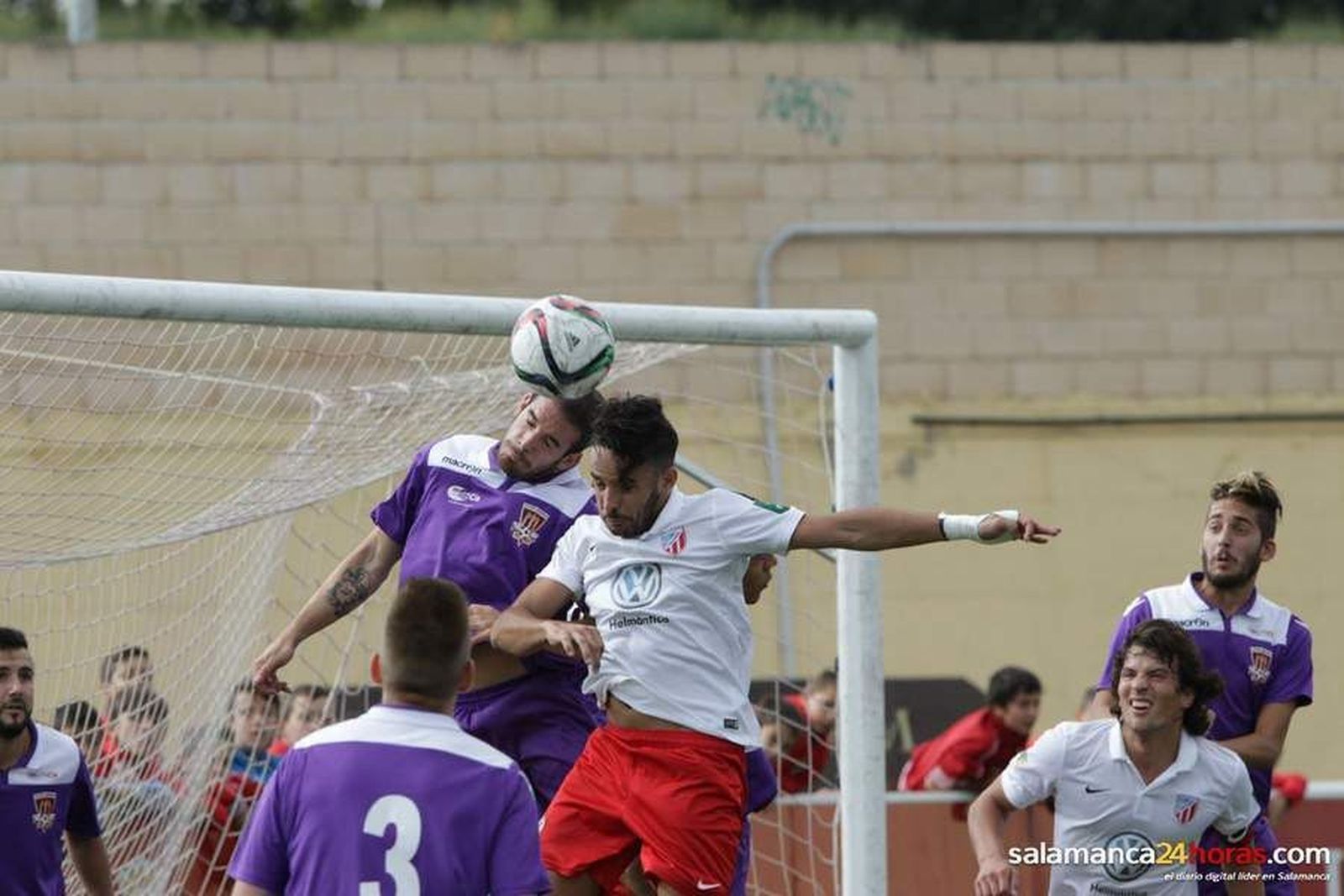 La Tercera se aprieta por abajo