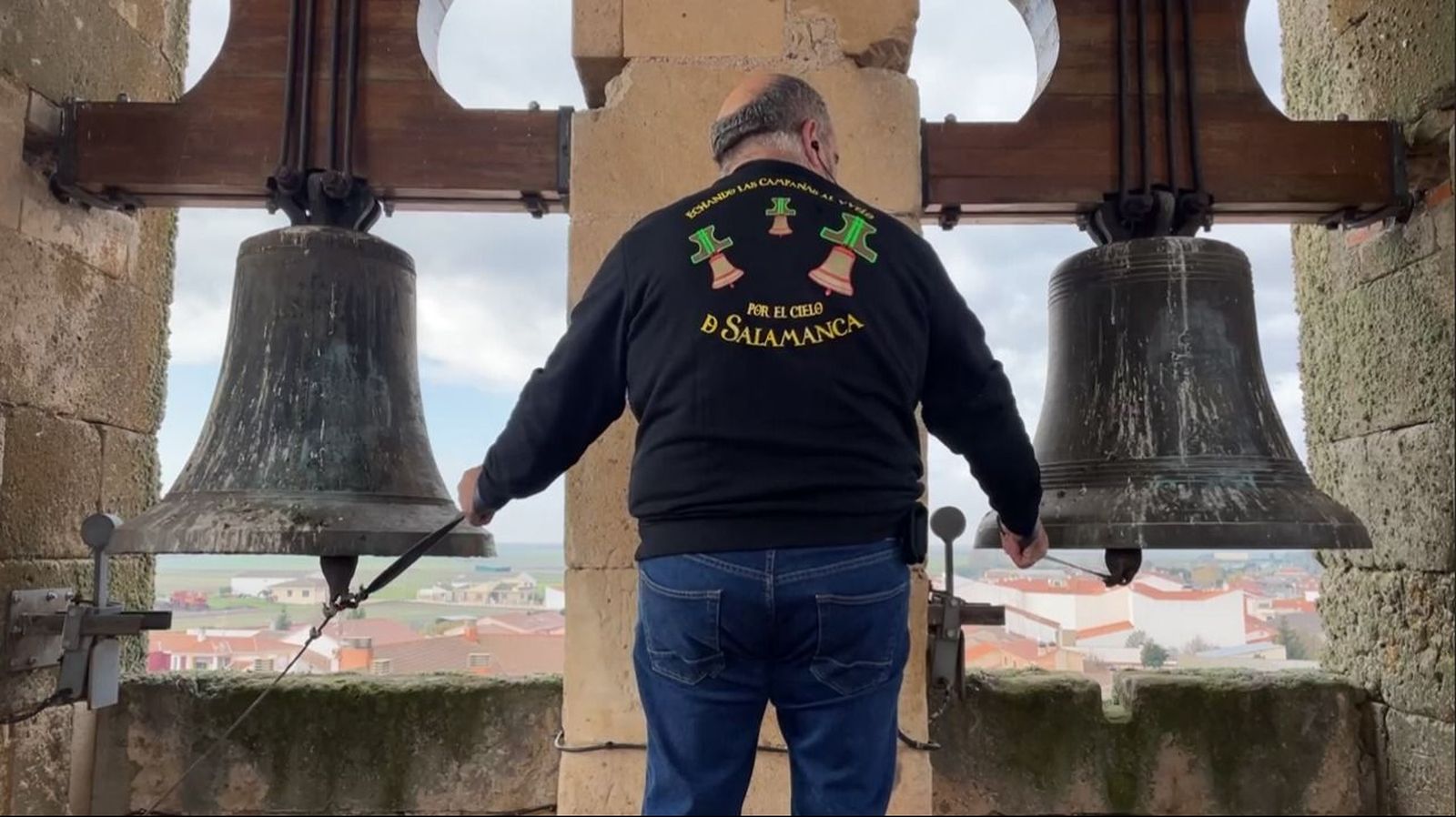 Tomás Castañeda repicando las campanas en el campanario da la iglesia de Calzada de Valdunciel