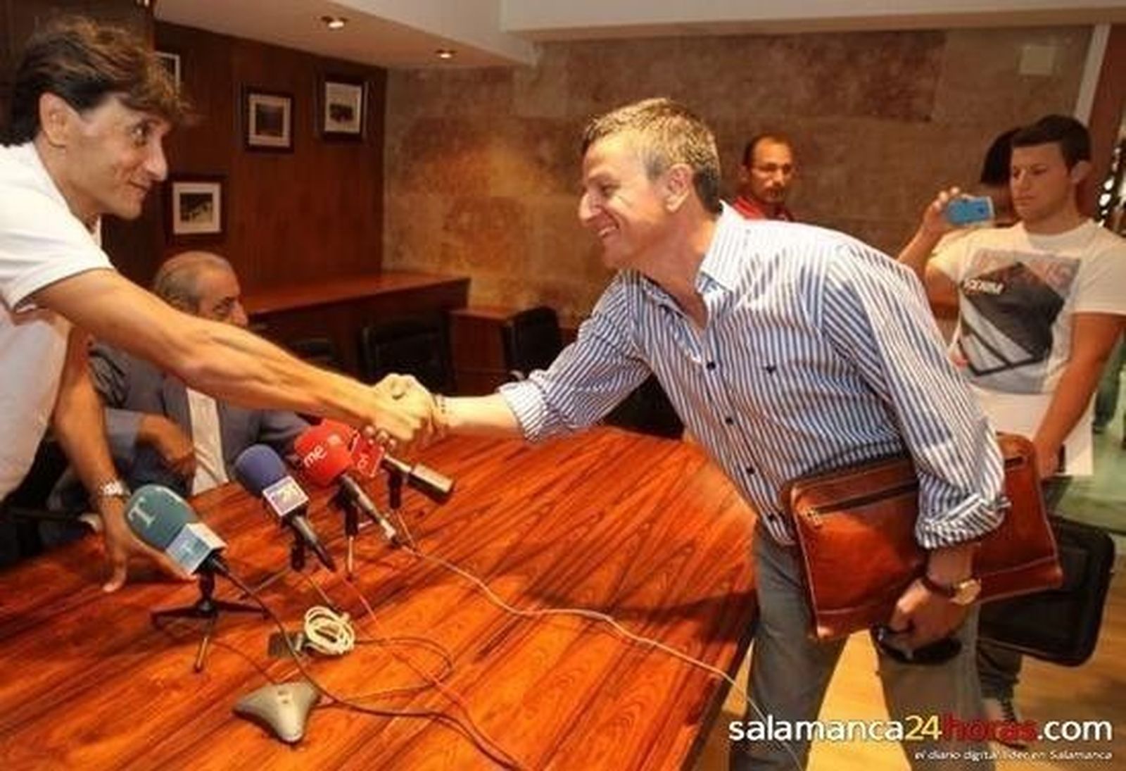 La dirección deportiva sigue buscando futbolistas para cerrar la plantilla