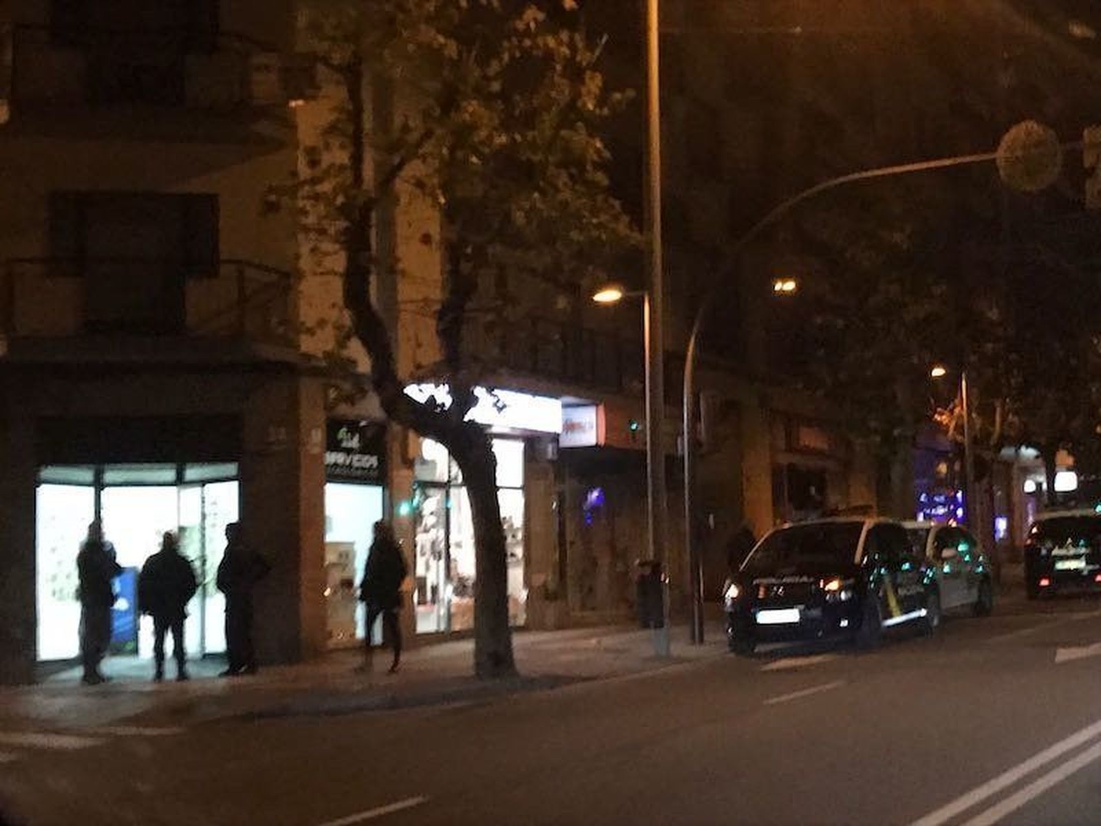 Roba dinero, ‘tablets’ y móviles de madrugada en una tienda de la avenida Mirat