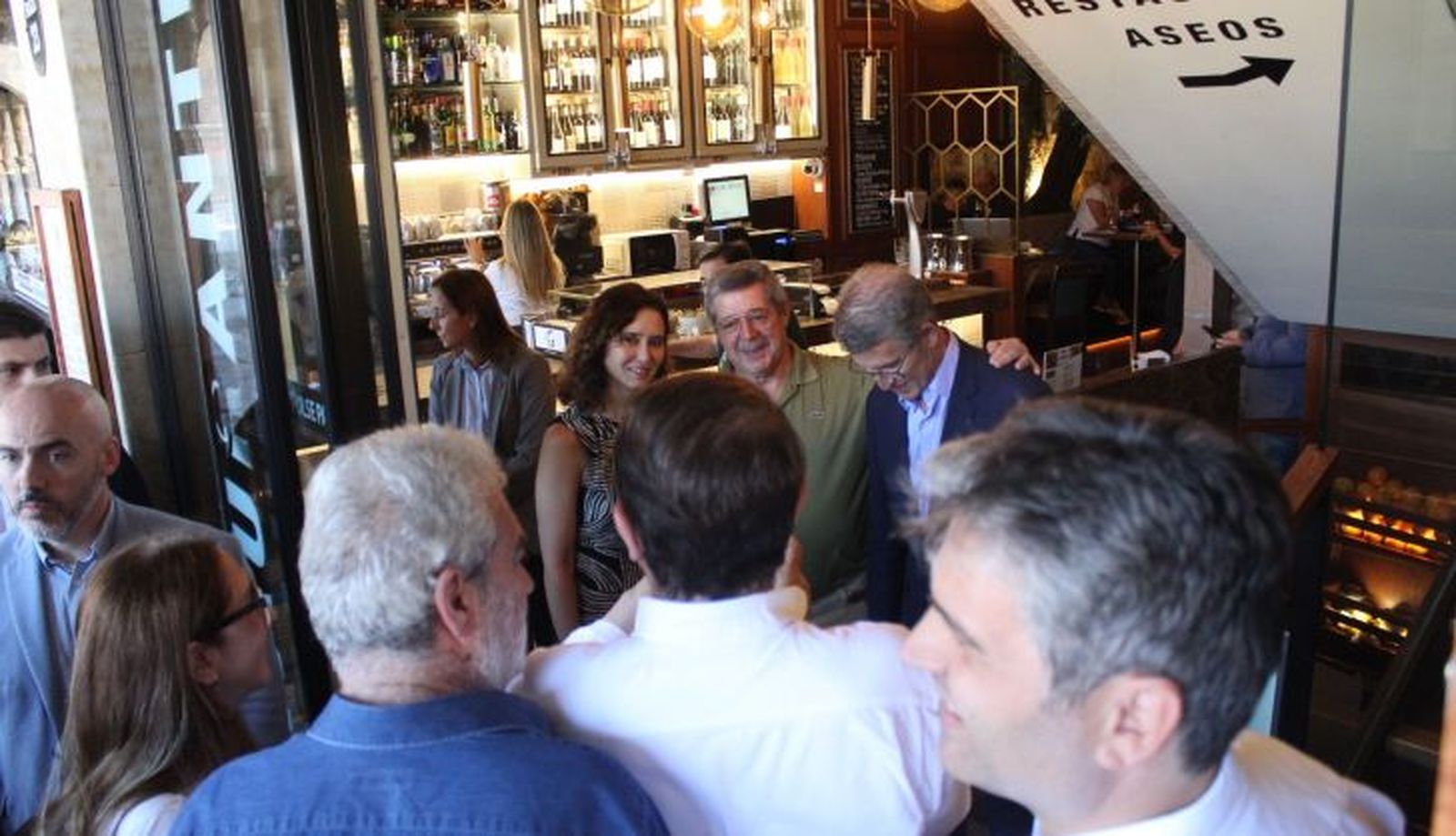 Mañueco, de improvisado fotógrafo para un retrato con Ayuso y Feijóo en 'Las Tapas de Gonzalo'