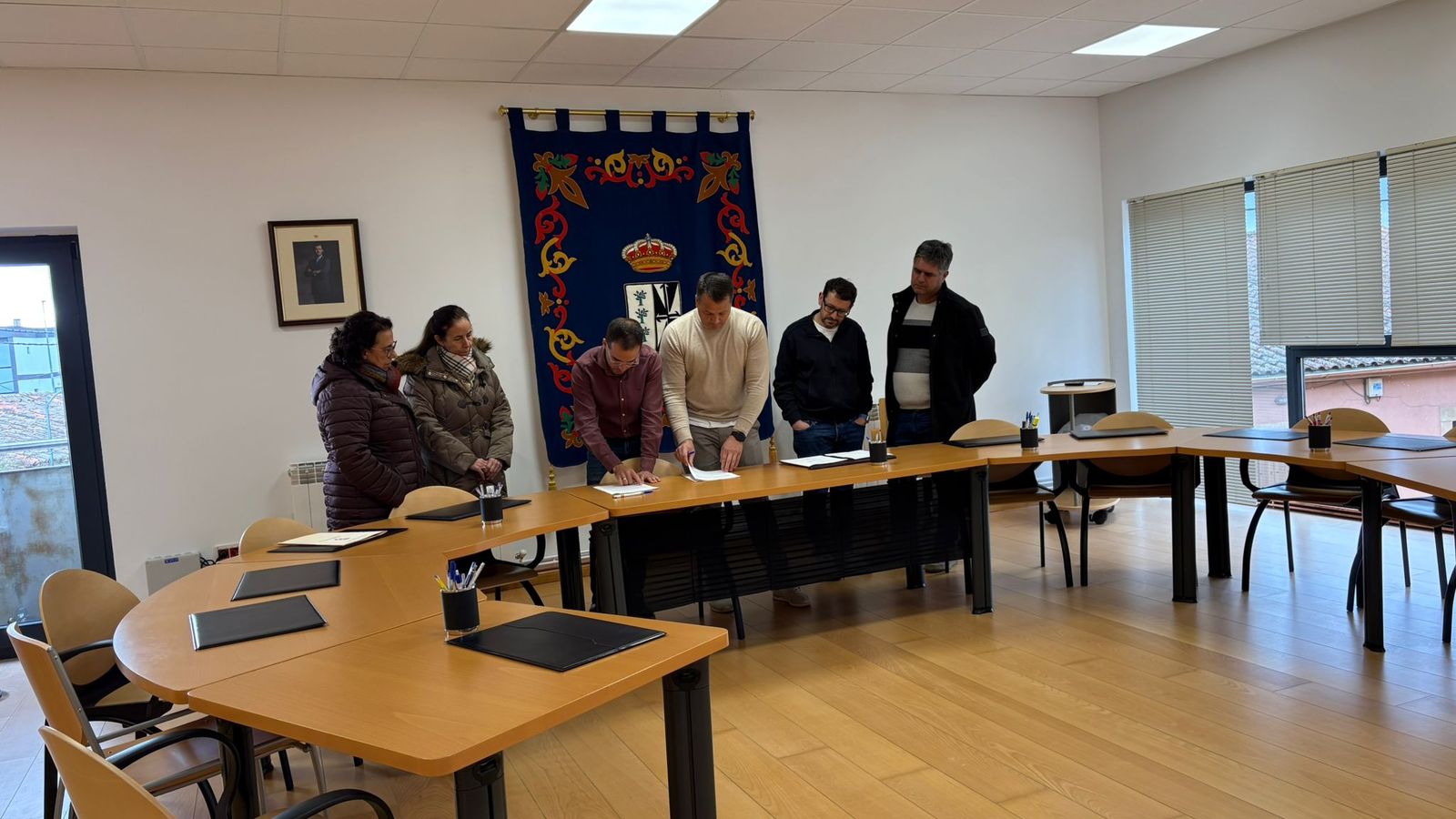 Firma convenio terrenos ampliación piscina en Doñinos