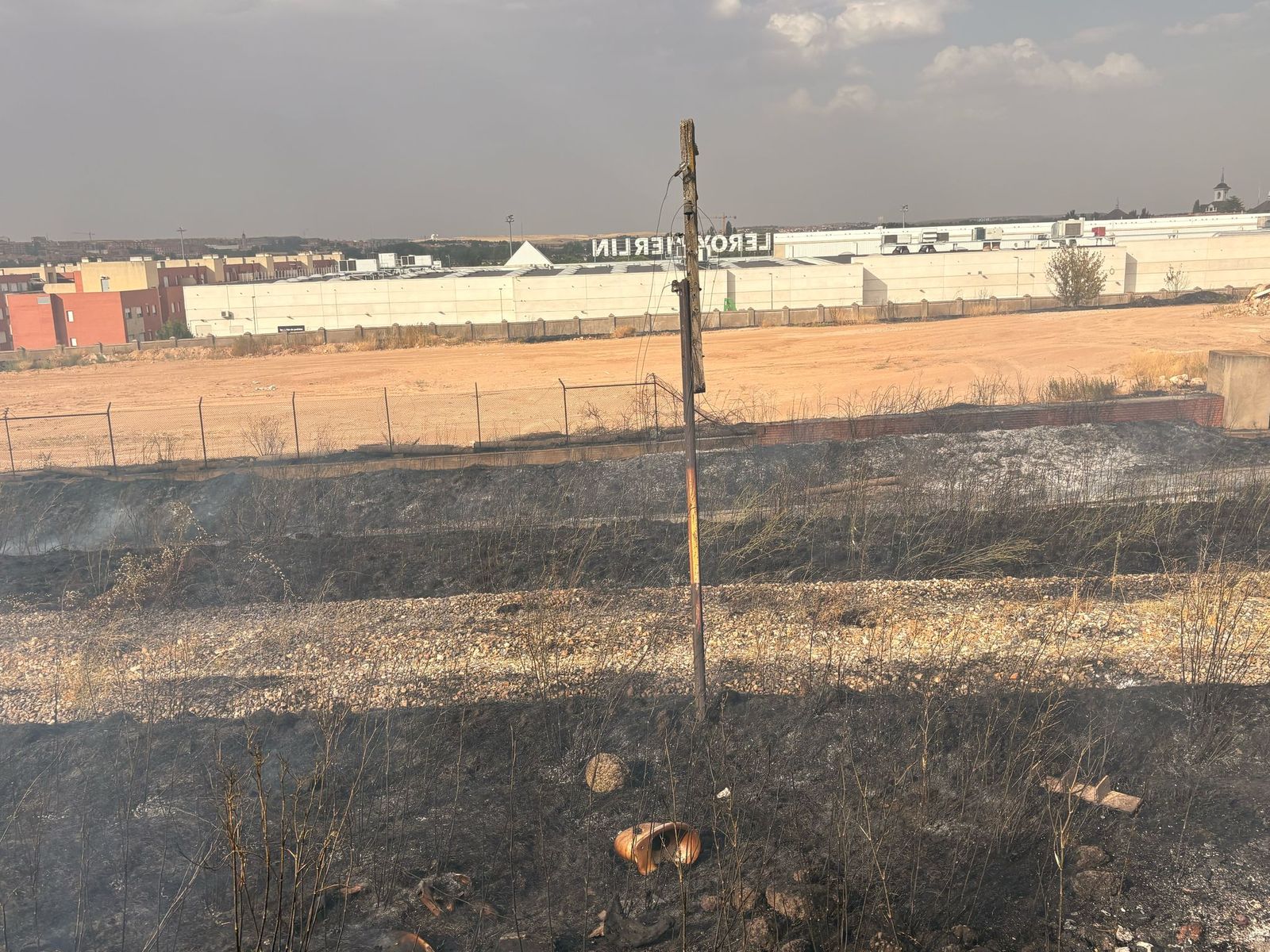 Los bomberos sofocan un gran incendio en el Polígono Industrial de Los Montalvos