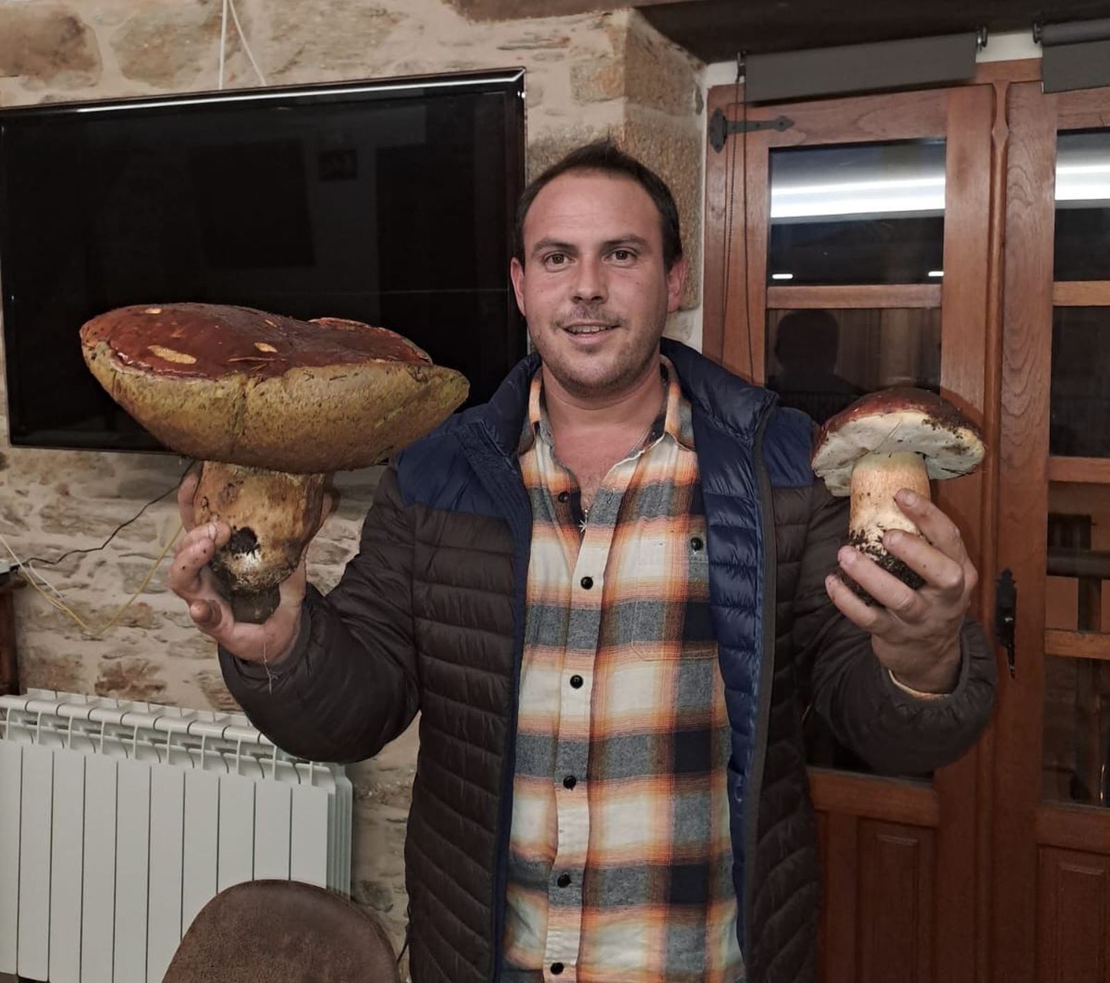 El navarro Carlos Astarriaga Iribas posando con el ejemplar-J.S