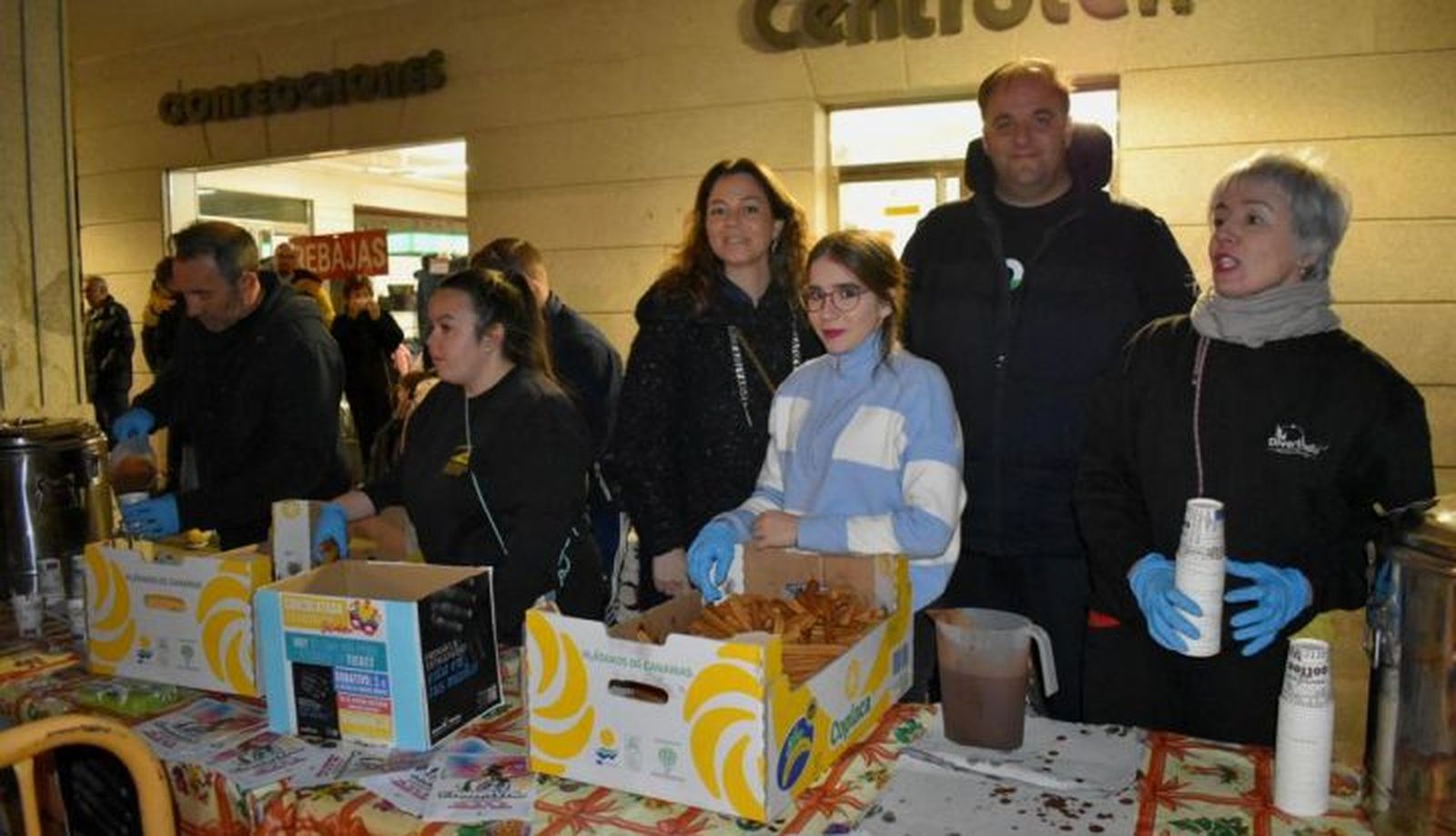 Roberto Martín y María Jesús Moro, alcalde y concejala de Cultura, en la chocolatada solidaria